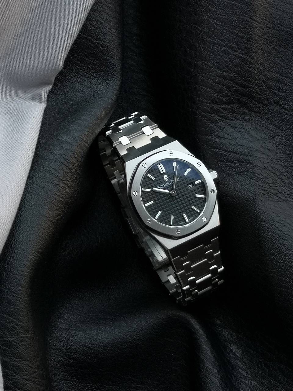 搭配的皇家橡树指针同样具有夜光功能。指针的夜光涂层能够确保在光线不足的情况下，指针的轮廓和指向依然清晰可见，与夜光时标相互配合，进一步提高了时间的可读性。 表带的各个链节之间衔接紧密且自然。在打磨过程中，工匠对链节的连接部位进行了精细的处理，使得链节之间的过渡非常顺畅，没有明显的缝隙或高低差，整个表带宛如一个整体，佩戴起来舒适且美观。有钢带与美洲鳄鱼皮表带可供选择，均为原版开模。 67651为密闭表底，表底上镌刻皇家橡树系列的英文名称“Royal Oak”字样。搭载瑞士原装石英机芯784，精心打磨加工夹板工艺，更加接近原版设计。