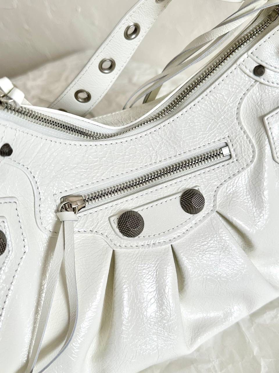 油蜡皮白银S/33cm🤍 Le Cagole半月包饺子包机车包 Wuhu！！让我重拾就对机车包的爱 半月弧形的包身，保留了软踏踏的皮料感 还有叮叮咚咚的流苏小钱包挂饰 最最让我欢喜的是多了面♥️小镜子！ 全方位细节拿捏住了～👌🏻 xs小号：26×16×10cm671309m s中号：33×16×8.4cm671307m