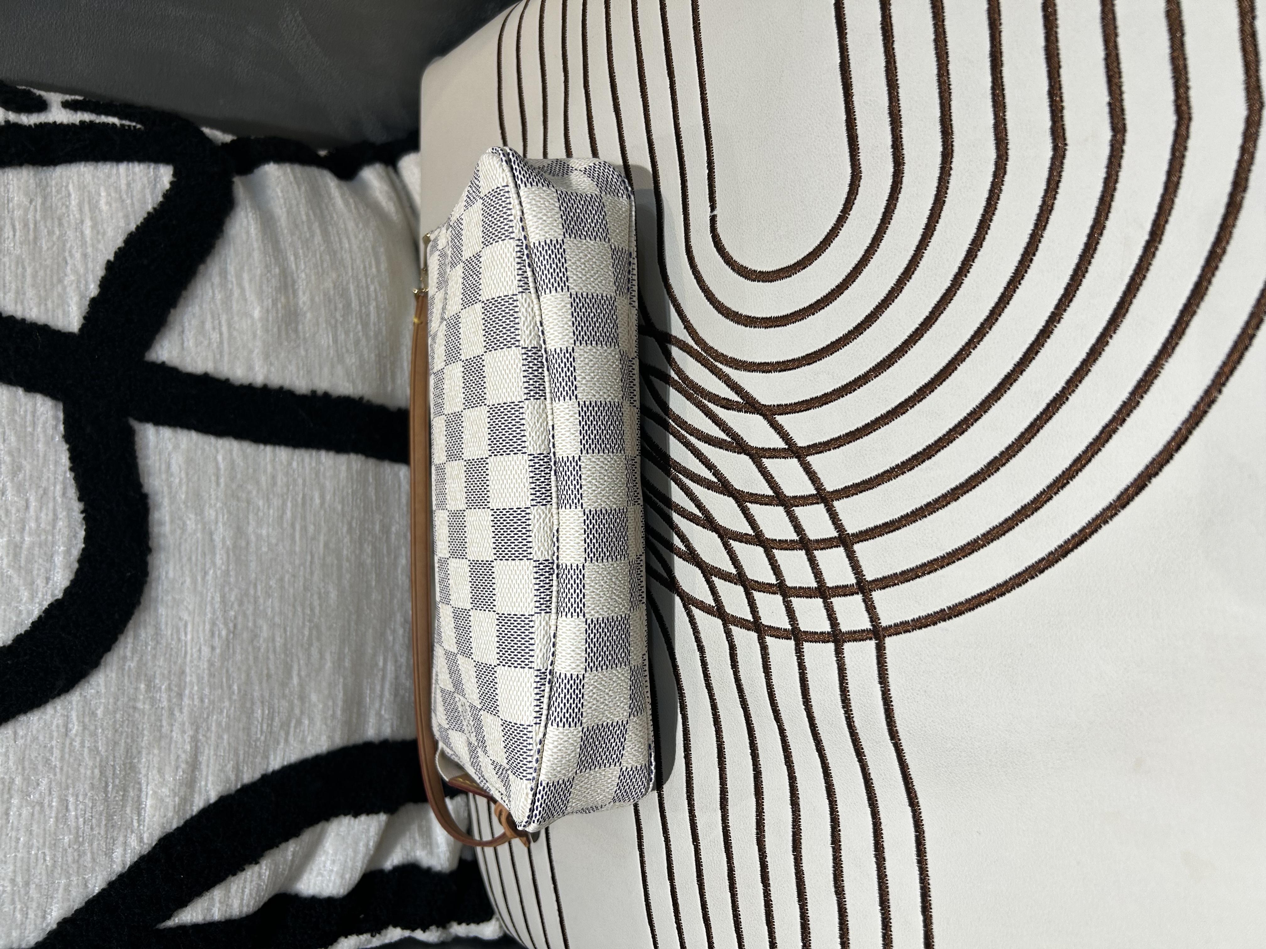 Louis Vuitton LV Pochette 白色棋盤格hobo bag 100%Authentic,98%new  