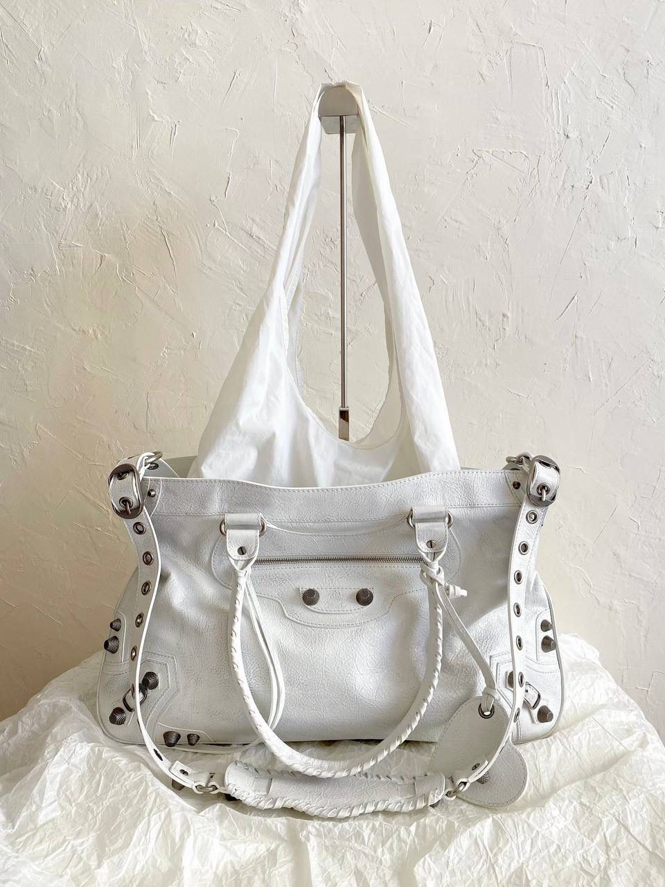 ba1enciaga neo cagole xl plus 油蜡白银🤍 机车包衍生新款，超级好看！ 这只包有三种背法 除了常规的斜挎➕手提 里面还加了一层尼龙布料肩带 直接变成一个大托特！ 14寸的电脑咱说放就放😌 随性松垮的包型，时髦精的tote就它了 机车包最看中的就是整个包的皮料 我们家一直都是安排的原厂皮 皮料一定要软且皱，才做得出zp的慵懒感 46.5×30×13cm791601m