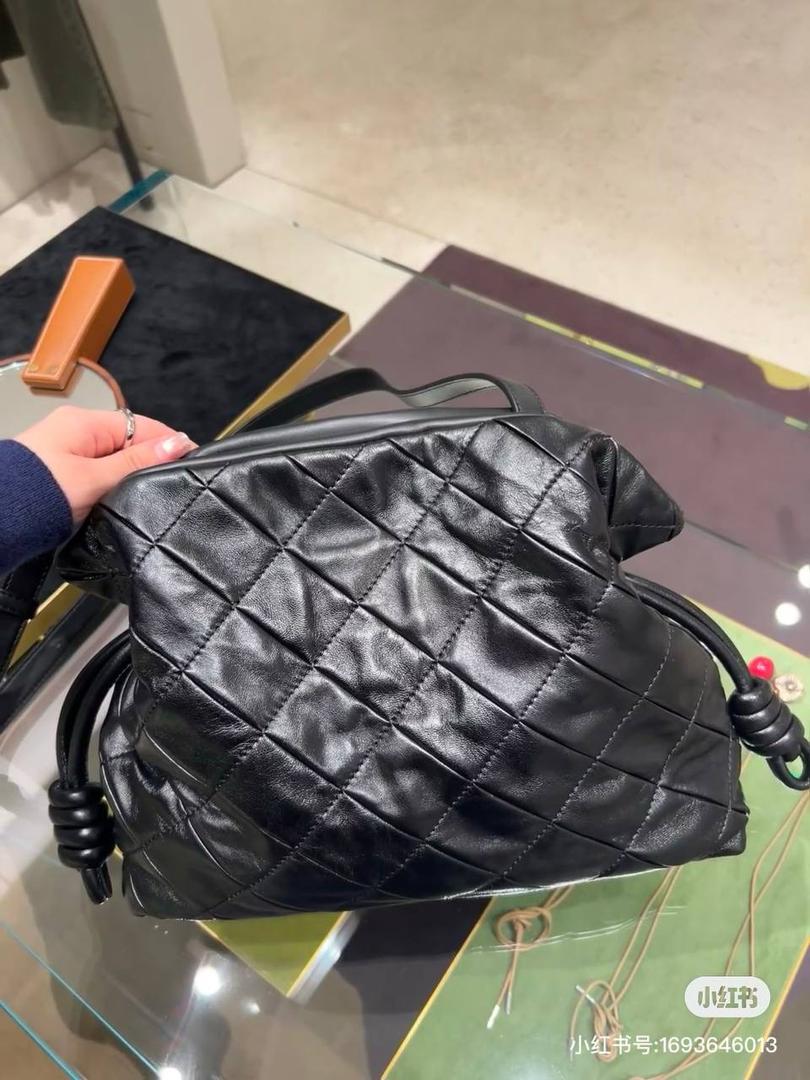 🎈褶皱羊皮福袋 —【👉🏻中号黑色到货】 编码：052028 尺寸：𝟑𝟎-𝟐𝟒.𝟓-𝟏𝟎.𝟓𝐜𝐦 ✅新款福袋采用进口纳帕小羊皮经过手工裁剪、缝合和缝制而成，🉑拆卸🉑调节肩带，多样化背法，容量超大，手感超舒适👍 ✅独家品质，对版细节，全套礼盒🎁给你满满的仪式感👍