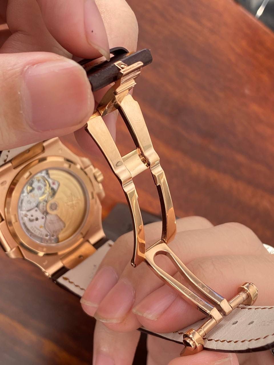 鹦鹉螺市场独家专用机芯，升级无噪音刻字版原版机芯🔥🔥 详细升级解读: 1.升级机芯全部精雕刻字，清晰不磨损，纹理做到极致。 2.升级自动陀片，采用瑞士超精密轴承，业界史无前例的安装陀片工艺。做到百分百降噪音。 3.原版机芯，无假夹版，无假摆轮，无假红宝石。WY-3k厂完整的复刻出3.3毫米的绝版高品质324SC机芯. 4..升级表盘刻度夜光超亮，而且整体做到和谐一致同步亮度。 5.鹦鹉螺经典蓝盘，目前改进与正品一致的颜色，秒杀其他工厂的表盘细节和做工。 6.日历窗口每一只手表做了水平正位，不出现偏斜遮挡。 7.把头调节档位顺畅度的多次调试，调试到最佳状态。使得升级版手雷调校时间和上链的手感畅顺 8.升级了整个手表厚度8.3毫米，完美实现全网最薄机械表，等同原装厚度。佩戴起来舒适无比。 9.重点强调324Sc机芯顺时针调日历，也就是由上往下调日历。注意辨析和正品一致。 10.调节时间的时候，拉表冠二挡。大秒针是不停止的。和正品也是一致。