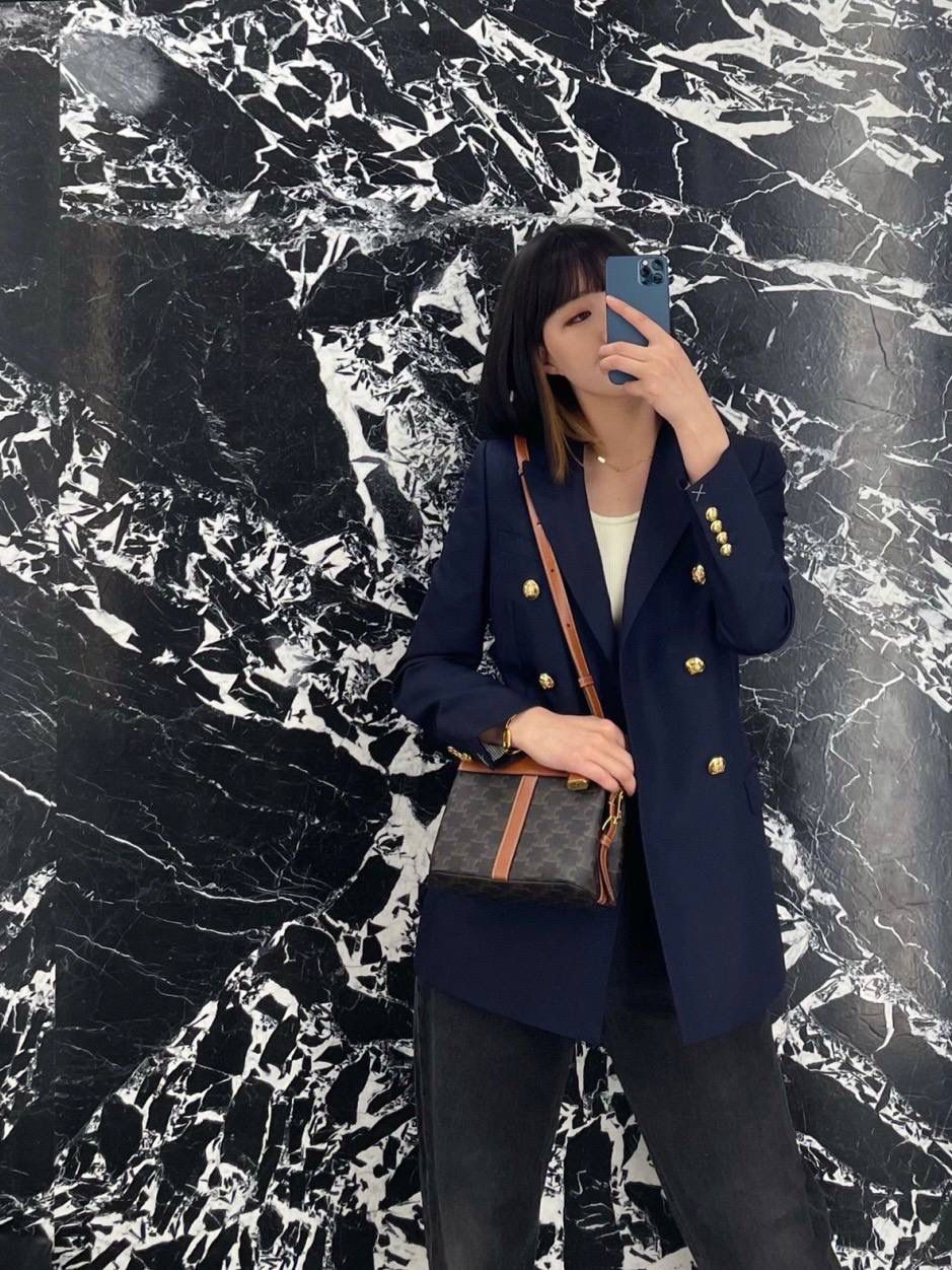 🔥大货实拍图 𝗖𝗘𝗟𝗜𝗡𝗘 ♥ 𝗧𝗘𝗘𝗡 𝗖𝗔𝗕𝗔𝗦 𝗗𝗘 𝗙𝗥𝗔𝗡𝗖𝗘 型号：191992 尺寸：19*16*11cm 放着平平无奇，背上身效果特别不错！也很好搭衣服，休闲或是正装背她都好看的呢