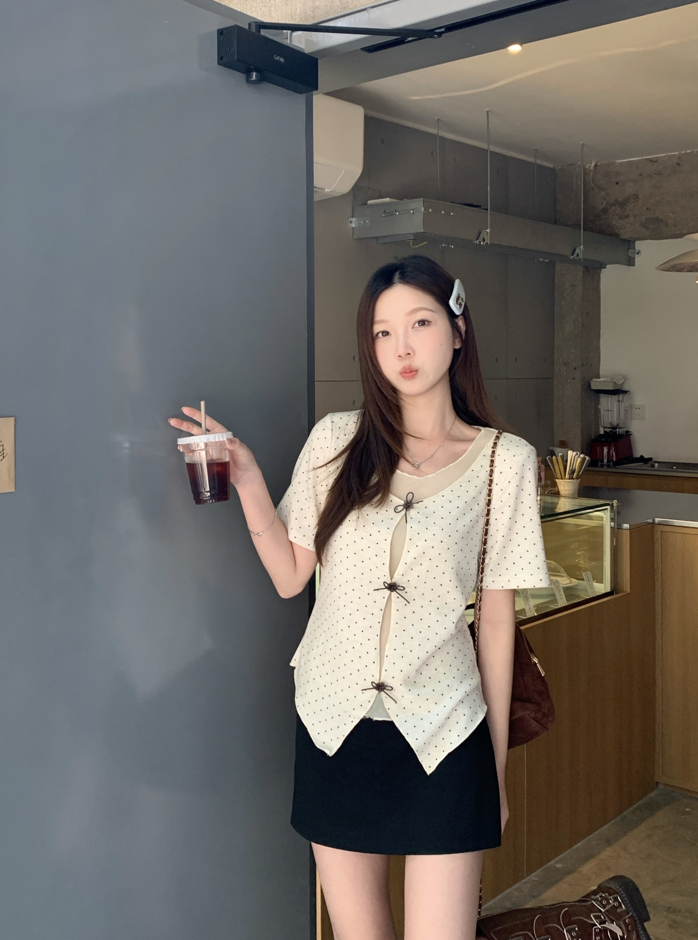 B39(80770) 韩系假两件里薄纱外波点前部镂空立体蝴蝶结咖杏上衣 