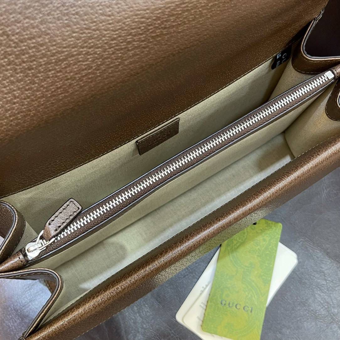 🔥帆布 Dionysus酒神系列# ▫️型号：400249 ▫️尺寸：28*17*9cm 万年推 ，稳稳的销量冠军🏆原厂棕色牛皮➕大G帆布面料. 配以如今颇具神话因素的织纹虎头扣，非常耐看与典雅。滑动链条可调整为约38厘米的肩带，或长约22厘米的顶部手提带，内部拉链隔层且翻盖下配有口袋，非常实用，经典而又不失潮流的复古设计加上大G图纹，爱美的你们怎会剁手呢！