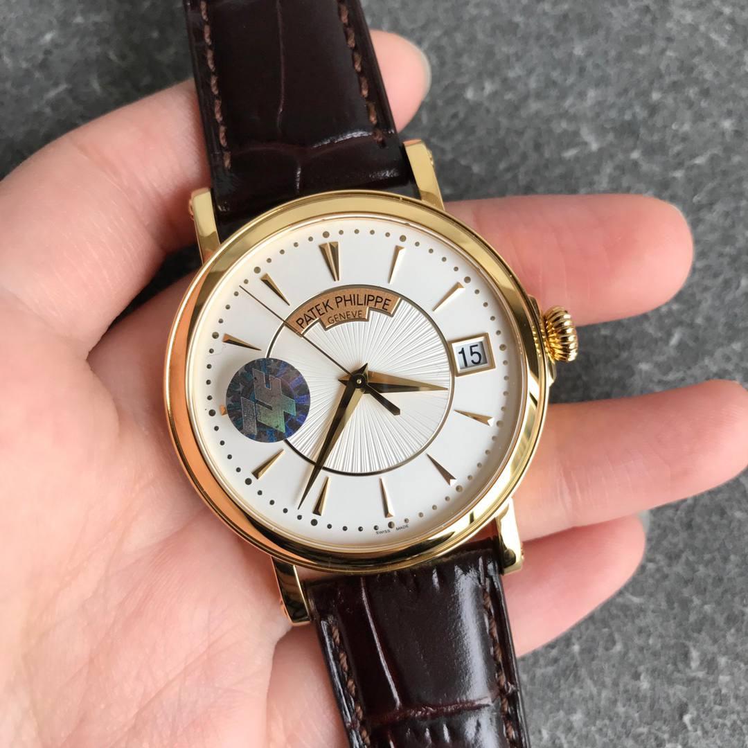 百达翡丽古典5153系列⚜️ 腕表尺寸38mmX10mm 1.表壳打磨：为了追求正品温润如玉的效果，ZF制表师精磨细造，慢工出细活。 2.防尘盖与壳体的衔接机制，有媲美带正品一样的清脆手感。 3.刻度和指针，采用最新的贵金属电镀工艺处理，效果更上一层楼。 4.“锅盖型”微凸蓝宝表镜，版型与正品一致，效果通透，辨时清晰。 5.贵金属钢印立体规范，清晰生动！ 【引领一体机时代】采用定制版Cal.324一体机——更薄，更稳，更像。最重要的是仿真度直线上升了。 【表带】经典意大利小牛皮表带，纹路清晰，质感好。搭配圈市面最顶级的百达翡丽灯笼表扣，通用原装无压力。