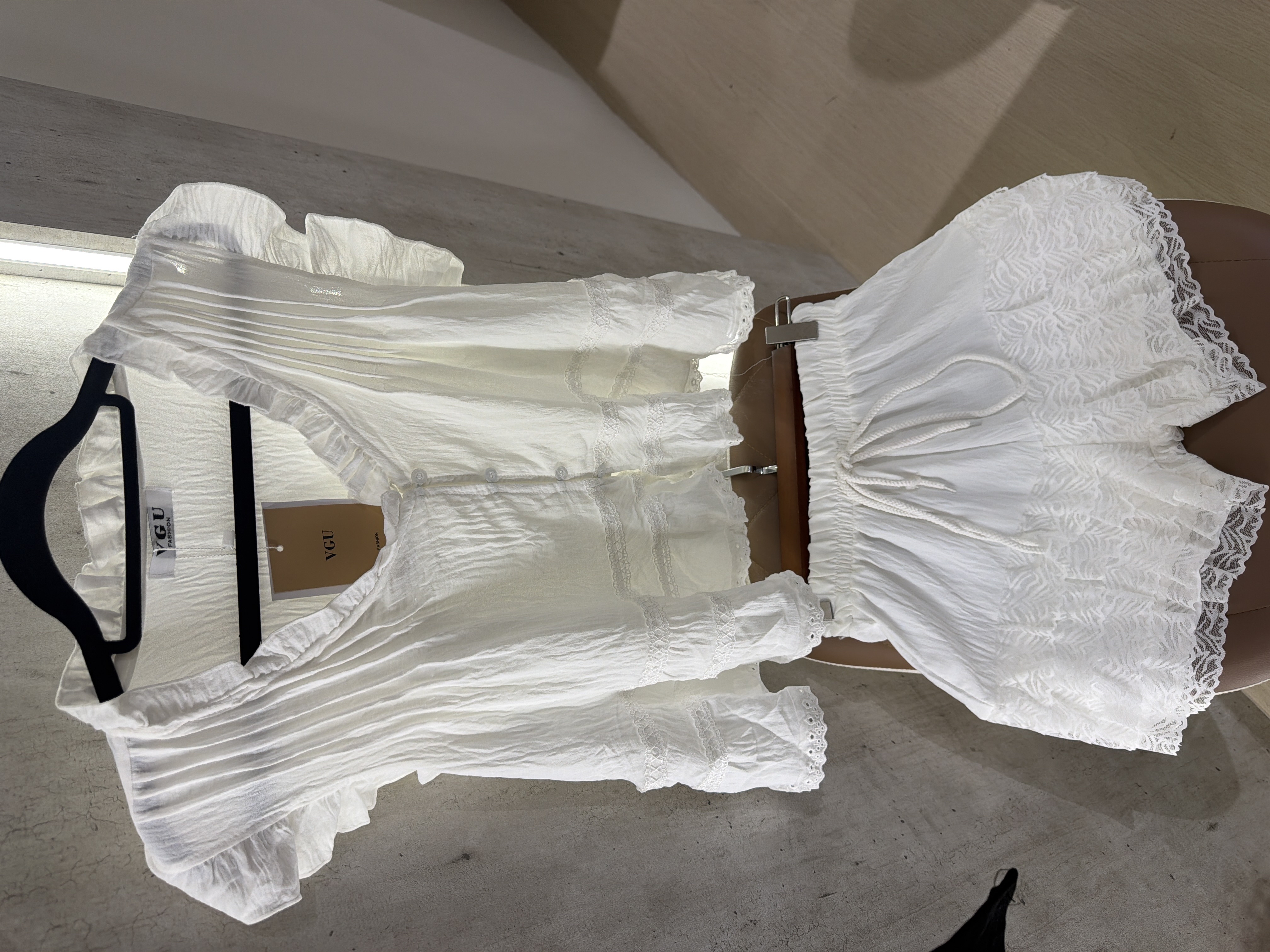 VGU 時尚白色套裝