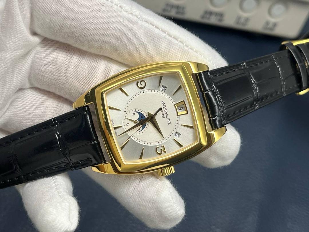 TW百达翡丽复杂多功能系列5135G--010重磅登场，迄今推出的首款Nautilus复杂腕表，以超复杂的工艺技术打造休闲运动腕表。 1⃣️小身板大能量：尽揽以下功能∶12点位日历功能 10点位星期功能 2点位星期功能 6点位24小时。所有功能都可正常使用。 2⃣️机芯采用版Cal.240自动上链机芯，在实现外观的逼真前提下，功能一并完美诠释。 3⃣️改装大师独立制表人，倾情参与定制改装表盘颜色，给予独一无二的腕表增添有趣的灵魂！