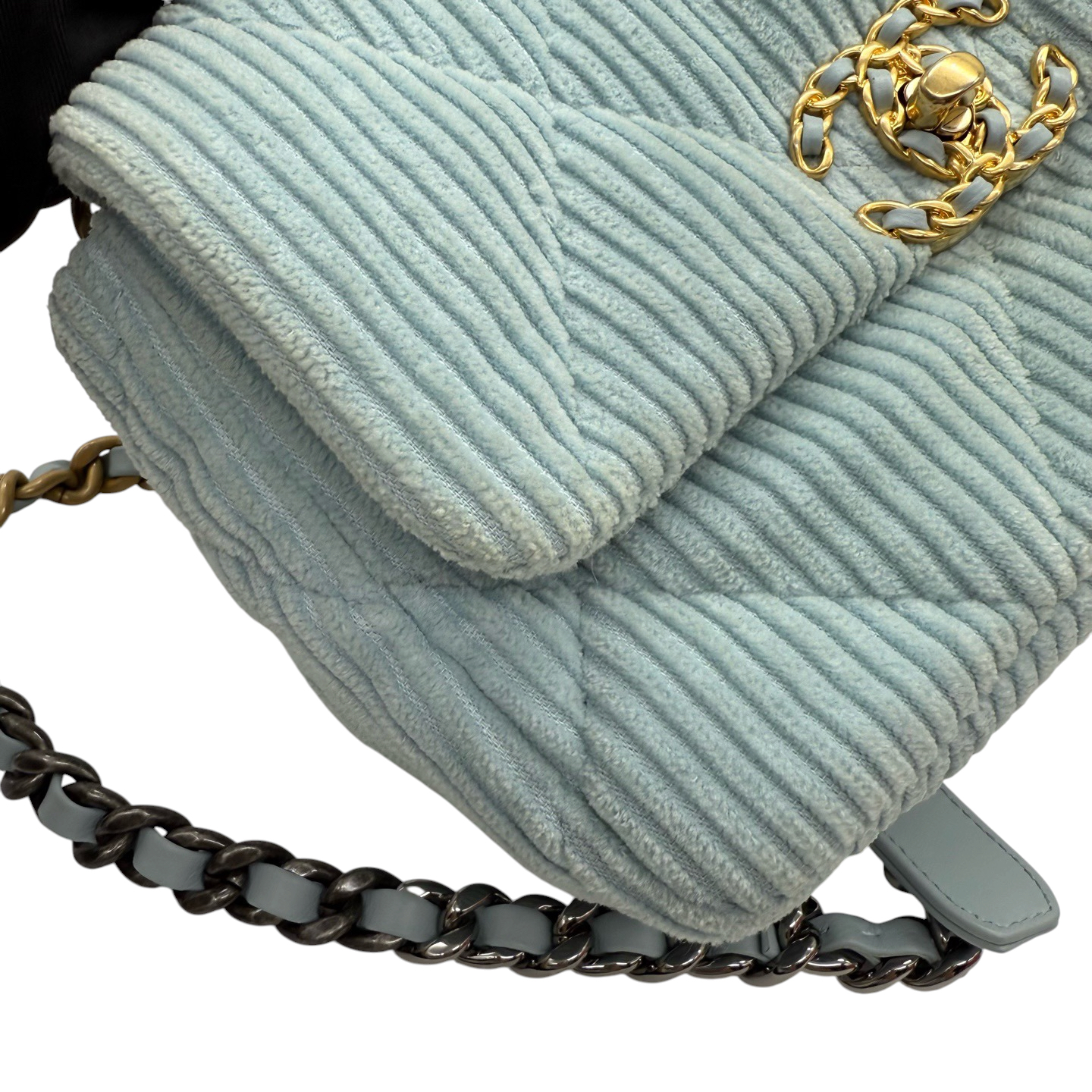 Pre-Owned CHANEL Corduroy Quilted Medium 19 Bag / Product Code: 26051502