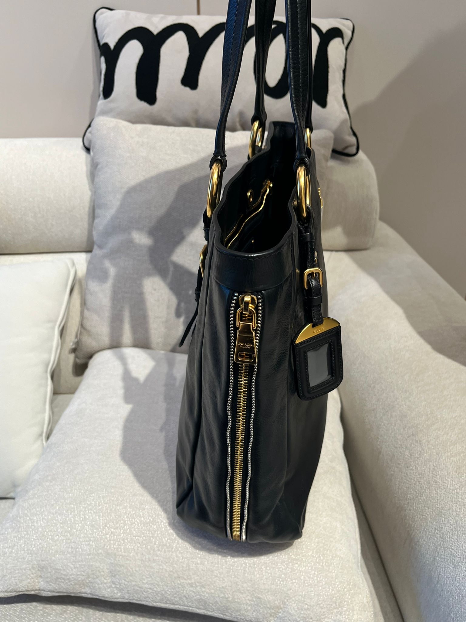 Prada calfskin SHOULDER BAG  100%Authentic,98%new  ✅Dust bag