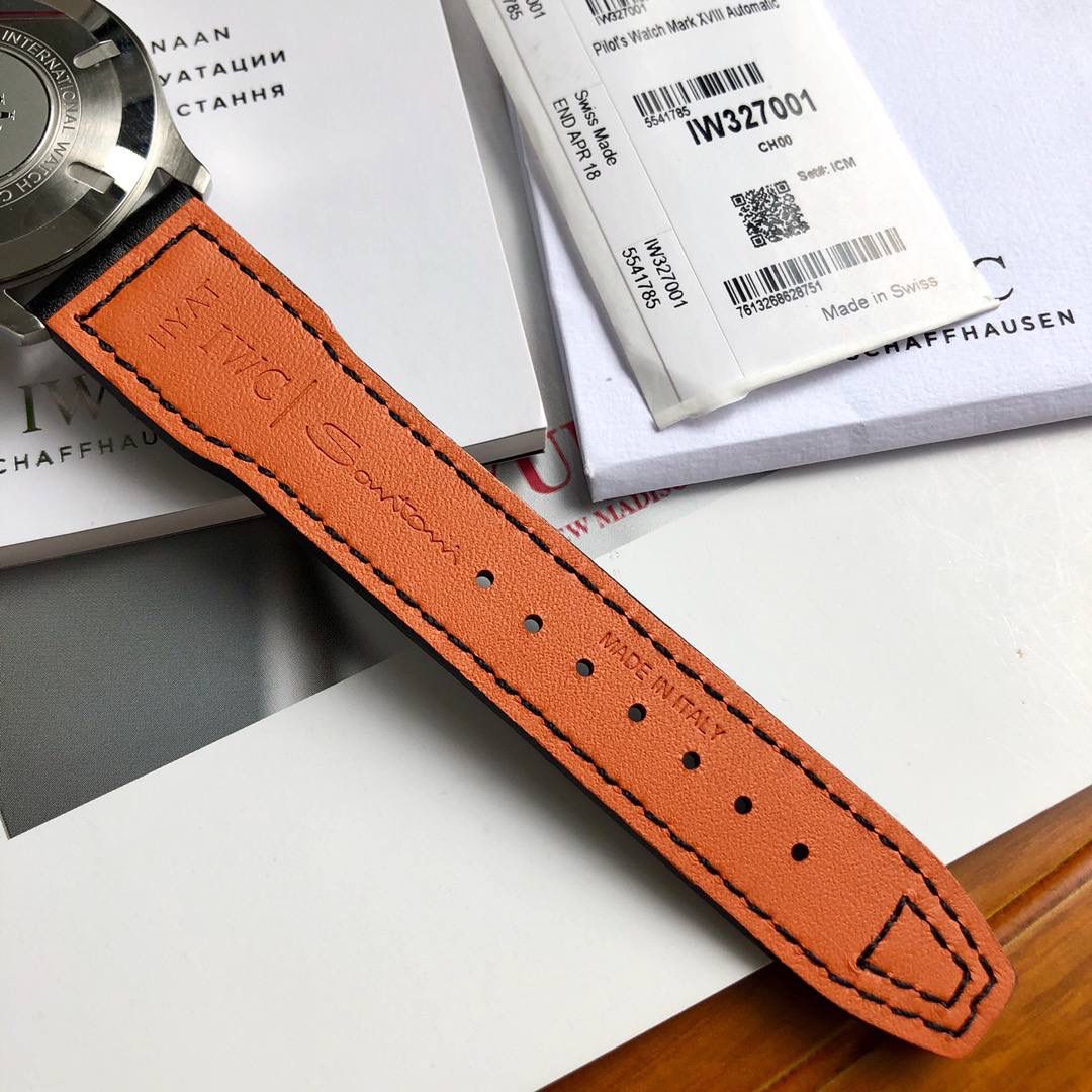 硬货首发，市场独家！IW327001，316L精钢材质，非凡工艺，让小厂知难而退！万国飞行员马克十八传承腕表，采用原装瑞士ETA王牌机芯w-300,40mm表径，全数字刻度超强夜光，双面防反光凸状蓝宝石玻璃表镜。独家渠道进口意大利SANTONI牛皮，一条牛皮成本相当于市场一般牛皮的几倍，在很多细节的把控上都已达到行业顶级，且多项可为标杆，整表细节一丝不苟。 原装价格3W余，一般人均可轻松驾驭，此款万国飞行员腕表视为万国经典款型，任何场景着装均适合佩戴，可谓百搭神器。全套包装出货
