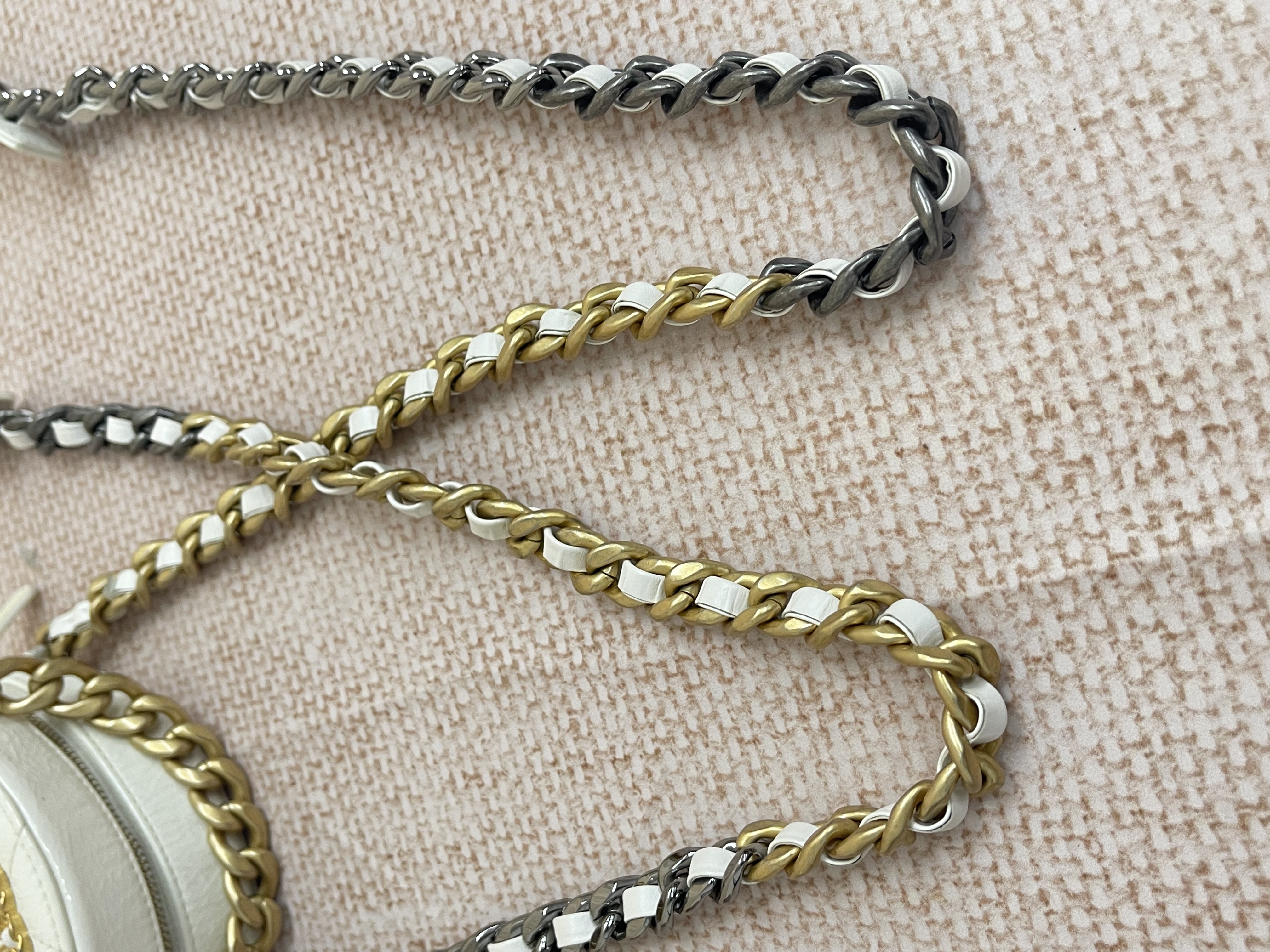 Pre-owned Chanel 19 Round Clutch/ Product Code: 26040551 