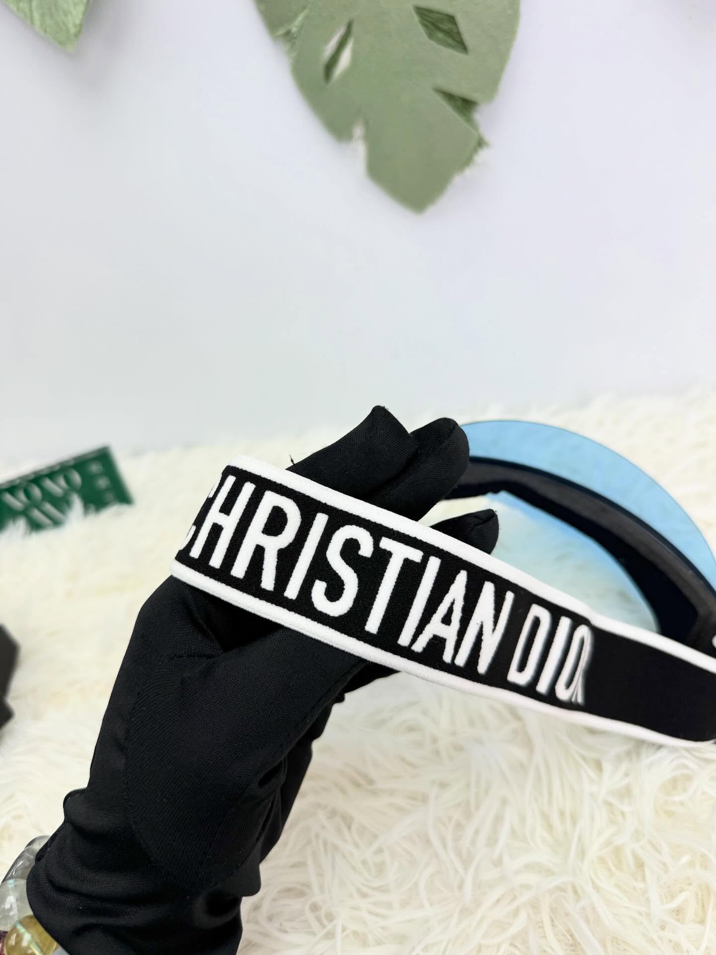 Dior🤍PRE OWNED🧡藍色防曬帽🧢  配件 - 塵袋、盒 💰價錢 - $1680  #AOAOCAVEHERMES🫶🏻 #收袋王  喜歡的話快點pm/whatsapp 我們💓 銷售熱線51111 321（whatsapp)  我們服務包括有：手袋飾物回收、手袋置換(一換一、一換多也可以） 、專業手袋鑑證、專業手袋護理  購買方法 🏢親臨門市 荃灣南豐中心15樓1521室（荃灣地鐵站a出口1分鐘到）敬請預約 ❤️只賣正品正貨，任驗💓🫰🏻 ❤️‍🔥本店為香港註冊公司絕對真貨，信心保證👍🏻 🫰🏻本店設有鑑證服務，有駐場鑑證師  ✨歡迎追蹤我哋各個平台緊貼最新優惠x貨品🔥😍 👇🏻👇🏻👇🏻👇🏻👇🏻👇🏻👇🏻👇🏻  ⭐️Instagram: aoaocave  🌈Facebook: aoaocave收袋王  🔥Carousell: acluxuryhk  👆🏻👆🏻👆🏻👆🏻👆🏻👆🏻👆🏻👆🏻  ___________________________  Disclaimer🫰🏻All trademarks and copyrights are reserved to the original brand holders. @AOAOCAVE sells only authentic goods and is not affiliated with any of the brands mentioned.  @AOAOCAVE 跟任何品牌無關，而且沒有持有任何品牌資版權，亦沒有與任何品牌合作。所有商標及版權歸屬於品牌坊所有，帖子只作分享用途。  #aoaocave #手袋回收 #名牌買賣