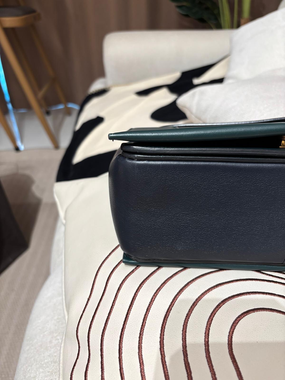Celine frame medium calfskin flap bag 100%Authentic ,98%new✅dust bag✅收據