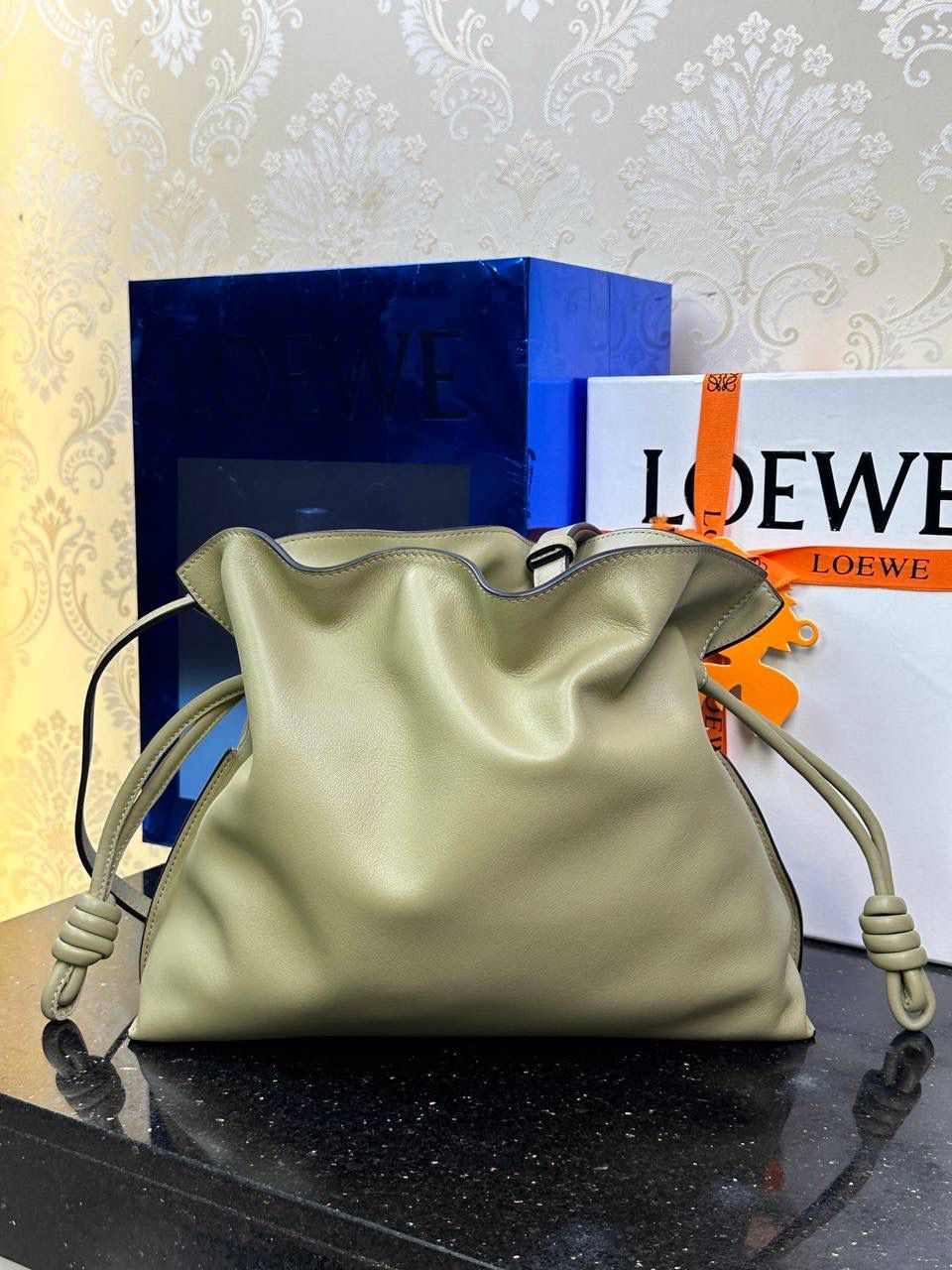 全新升级—中号𝙁𝙡𝙖𝙢𝙚𝙣𝙘𝙤出货啦✅ ❤️升级版福袋正面新增品牌烫金𝙇𝙤𝙜𝙤代替压印𝙇𝙤𝙜𝙤，肩带加宽同时增加两侧狗扣五金代替原本皮穿扣肩带，精致又便捷🥰 ❤️独家定制皮料五金，小牛皮皮质手感十分柔软且耐用，肩带🉑拆卸🉑调节，多种背法任你选择，容量超大，日常出行必备😍 ❤️独家品控，完全对版细节，全套礼盒🎁包装给你满满的仪式感🥰 中号尺寸：𝟑𝟎-𝟐𝟒.𝟓-𝟏𝟎.𝟓𝐜𝐦 款号：052028 黏土绿/新【配全套礼盒】