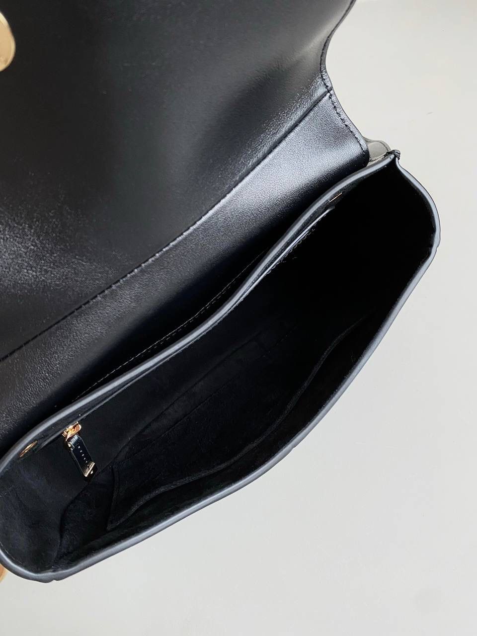 🈶黑色 𝗗𝗶𝗼𝗿 𝗯𝗲𝘀𝗮𝗰𝗲 马鞍包小号 相比较之前的bobby来说 这个版型会更大一些，皮质更柔软一些 正面是经典的CD扣，超级复古 背面仍然是延续了D家的风格 有个内侧袋，可以放手机或放卡 翻盖按扣式设计，里面还有个拉链隔层 非常实用好收纳 大小也很俏皮，容量足够日常 斜挎 肩背 腋下都可以！ 24×15×6cm #8010m