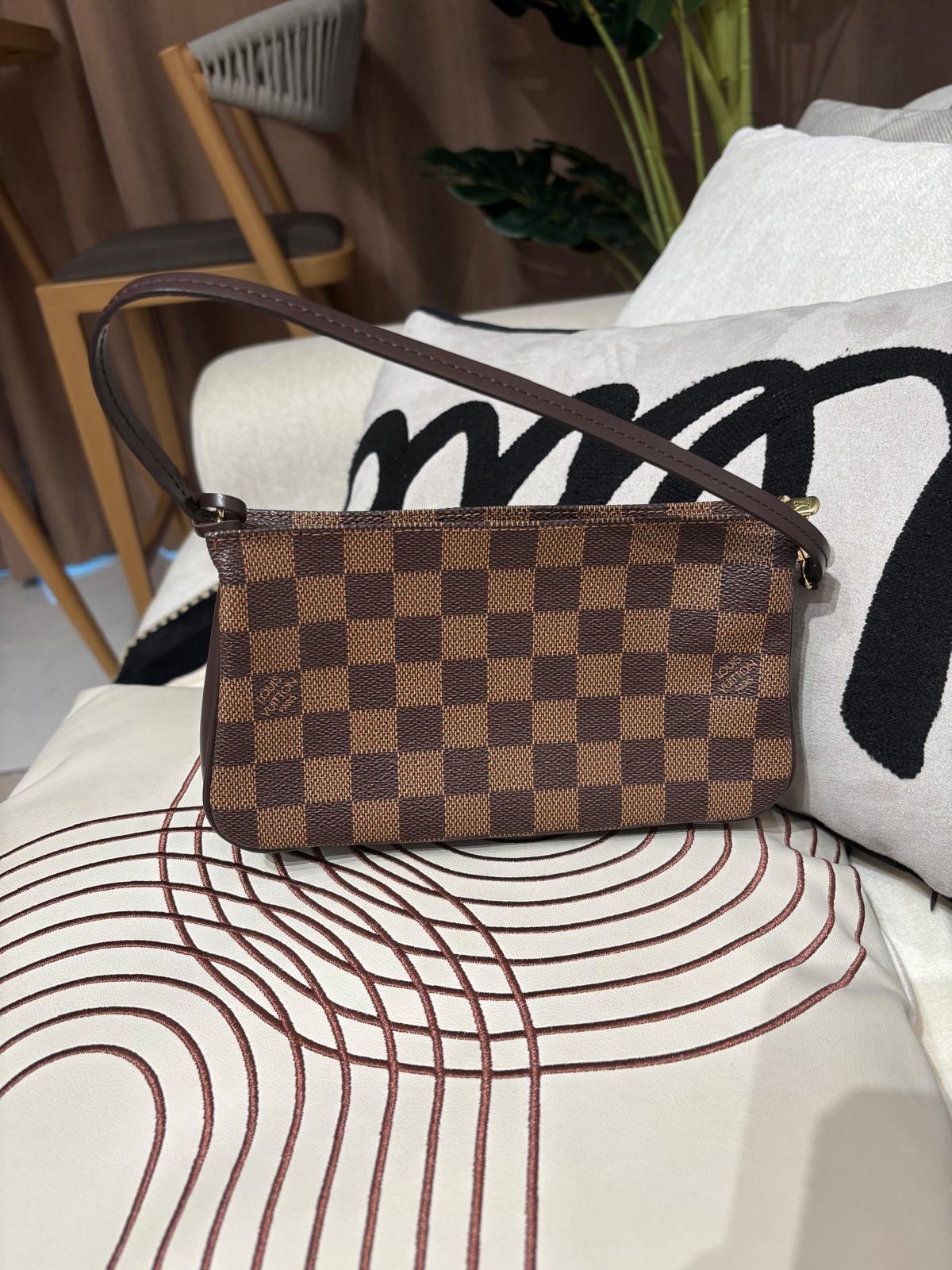 Lv pochette Hobo Bag 100%Authentic, 95%new