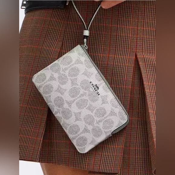 香港現貨-Coach wristlet 銀logo