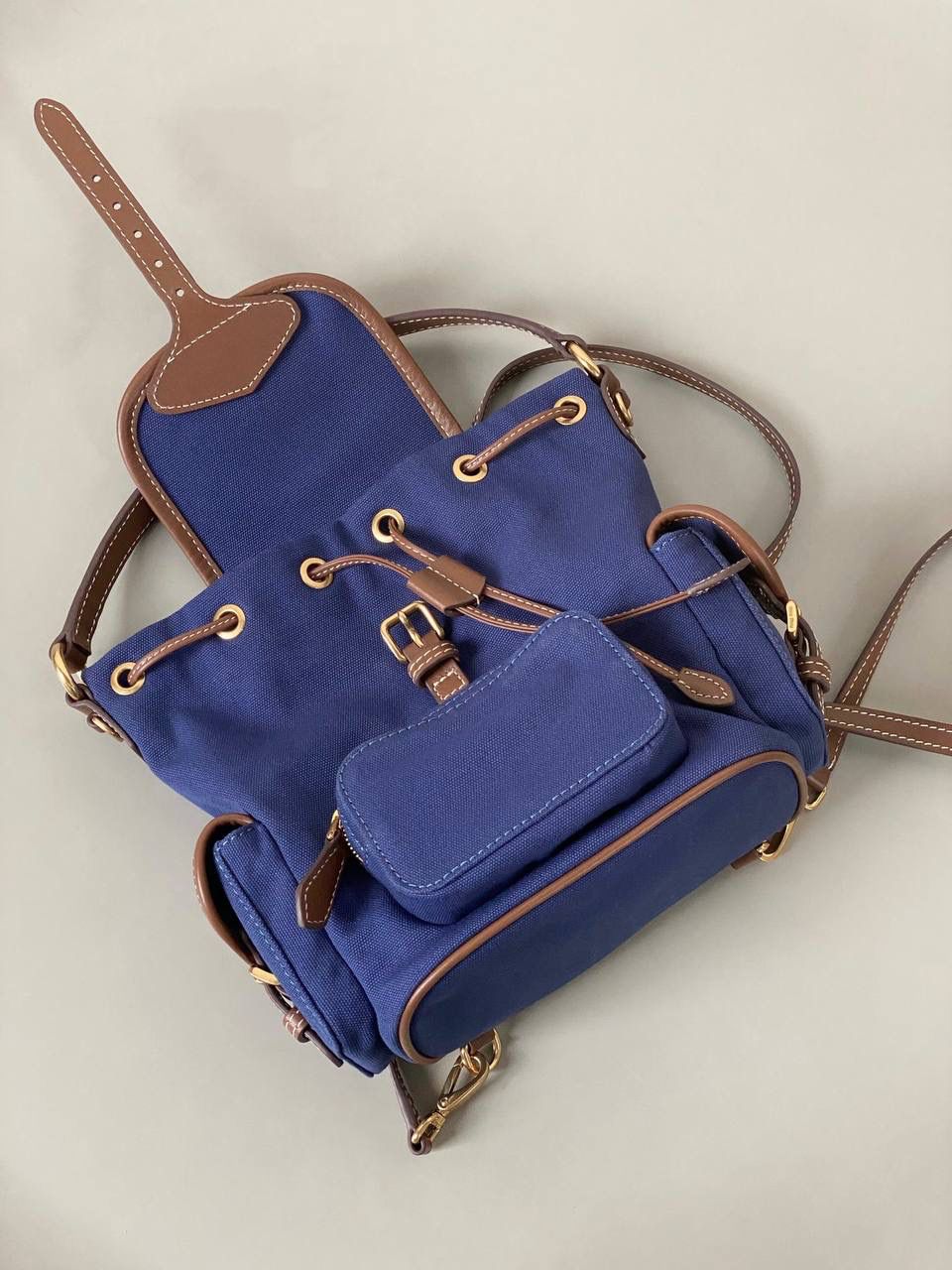 🈶帆布蓝，小号 𝐌𝐢𝐮𝐌𝐢𝐮 双肩包 喔噻！缪缪终于出双肩包了！ 超级经典的款，配色也是无敌了 多个口袋设计非常复古学院风，青春洋溢！ 五金质感超绝，带有微微做旧的复古磨砂感 这种材质耐用度极高 帆布版俩个颜色都好看！海军蓝，甜酷不失高级感 总的来说夏天就是要拿个亮色的出游 轻便实用 小号：18×22×11.5cm #F0060m 大号：25x29x12.5cm
