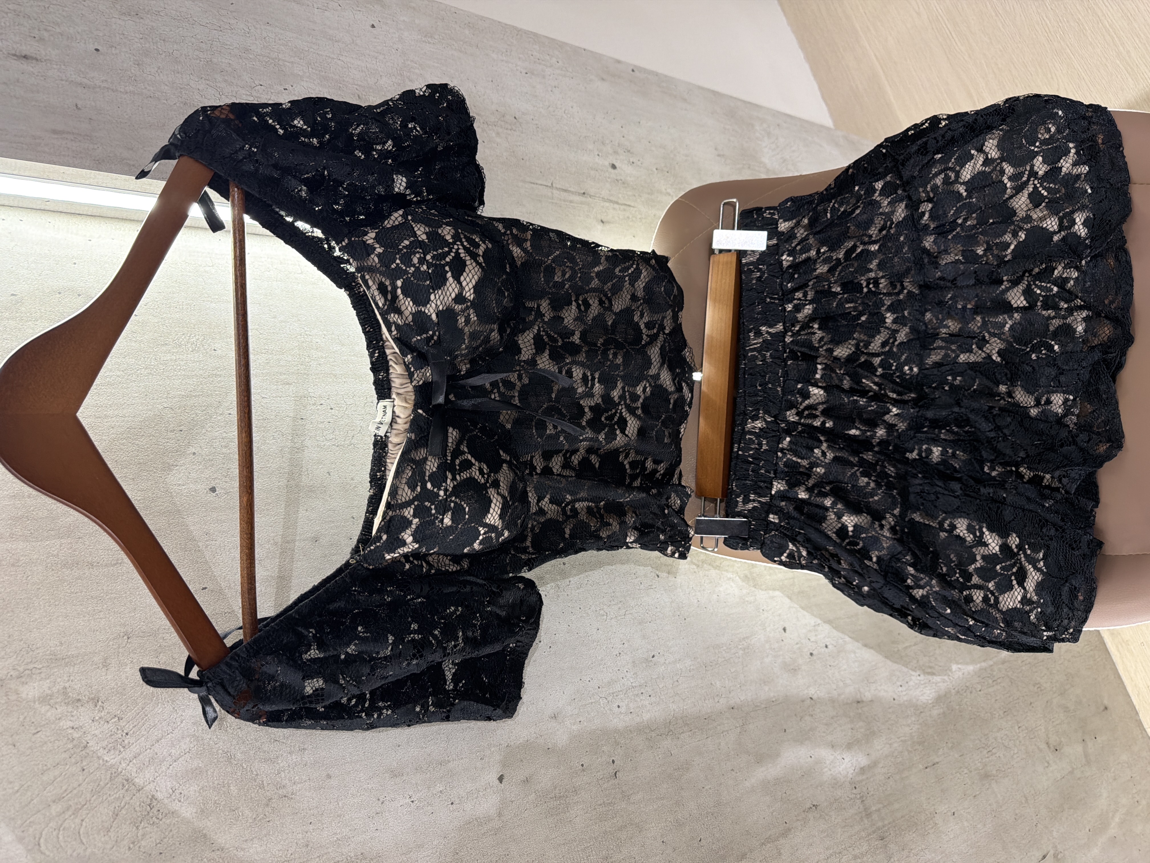 蕾絲上衣和短裙两件套