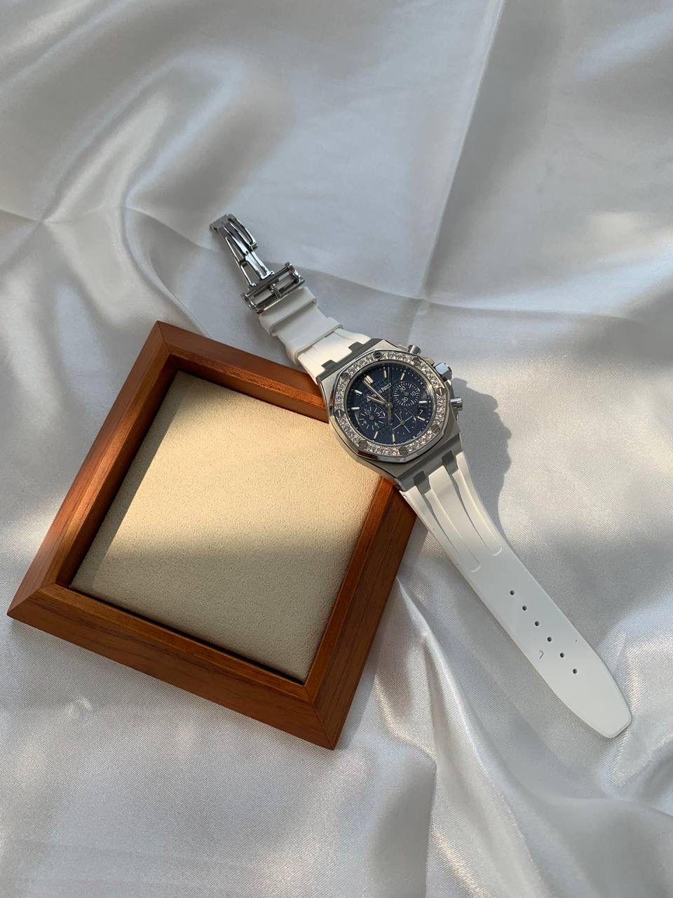 爱彼女款、小红书爆款，喜欢大表盘的女生、必备款，表盘37MM、蓝宝石防刮花玻璃，316精钢表壳、纯手工镶嵌32颗莫桑钻、搭配瑞士多功能石英机芯精准走时，表带采用进口橡胶工艺，佩戴舒适不过敏、折叠扣设计，佩戴便捷，数量有限，先到先得，多种色系，穿搭任选！