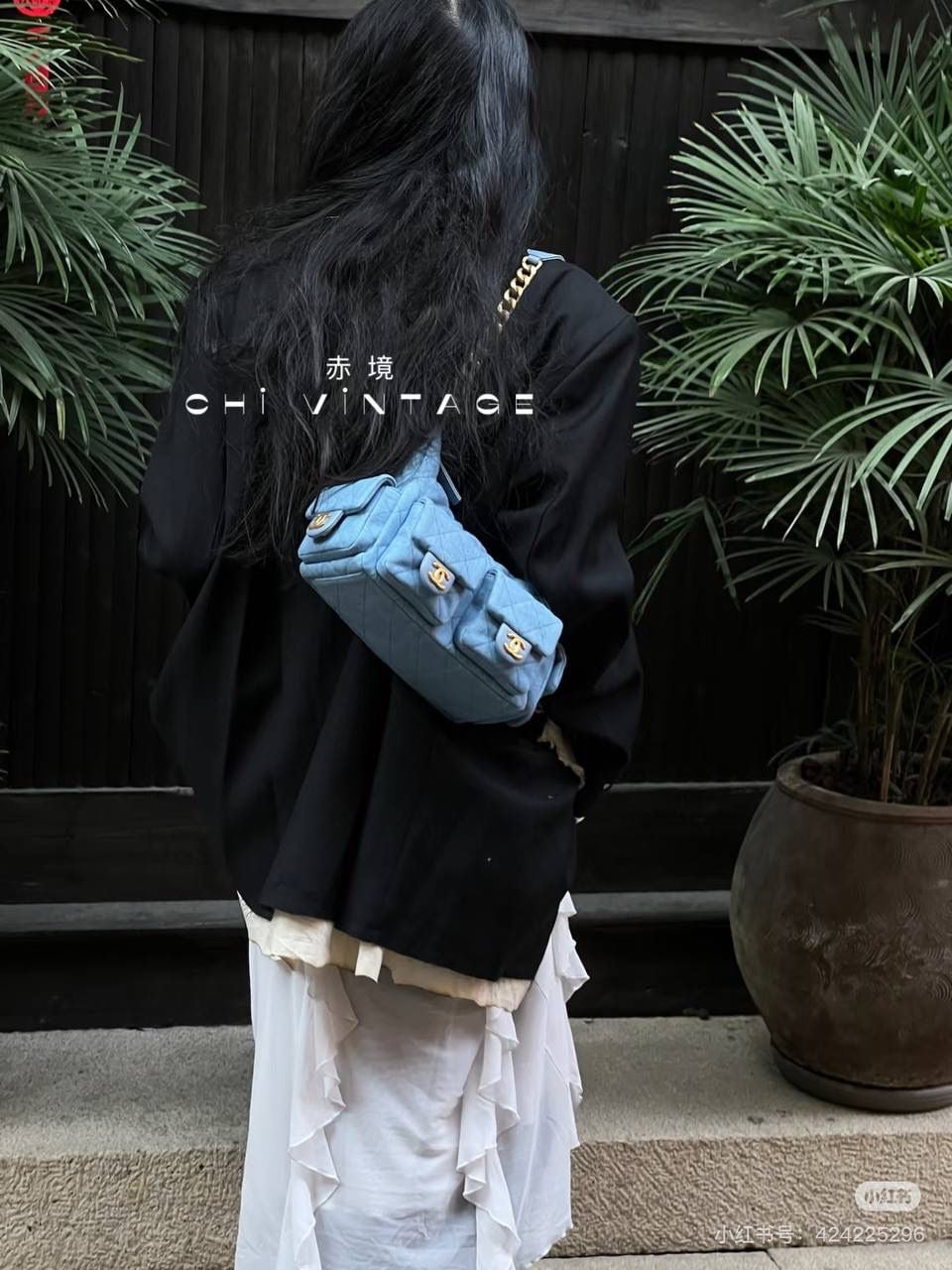 25C Hobo丹宁牛仔大號雙肩包鑒定版👜 一包一碼 支持全球鑒定查驗身份證原廠專G Fashion Art意大利過關清單資料可査詢 25C這一季人氣王者hobo丹寧牛仔，低飽和度牛仔淺藍，超級養眼，可甜可颯！ Jennie同款火到出圈，不管是簡約設搭配還是精緻小女人，都能瞬間提升整體的時髦度！ 五金：厚镀24K复古金 皮料：意大利Fashion Art牛仔 尺寸：27*35*18cm