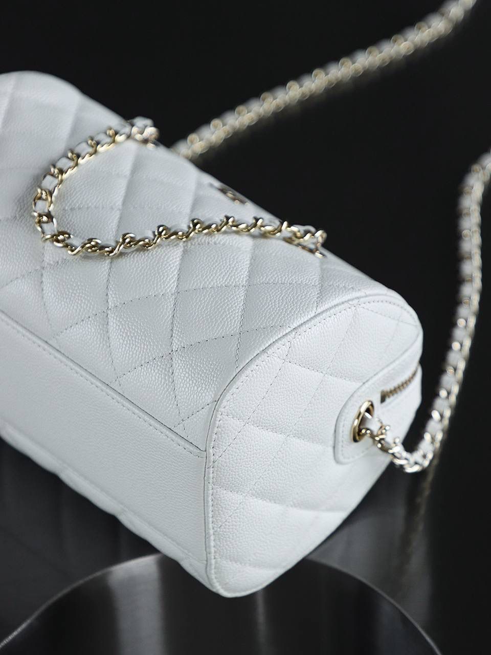 25P迷你保龄球鑒定版👜 一包一碼 支持全球鑒定查驗身份證原廠專G Hass皮料過關清單資料可査詢 25P春夏季的黑馬波士頓保齡球！ 時尚就是經典的輪回，保齡球圓筒的造型超可愛！ 包身圓潤流暢的線條，既保留了復古韻味，又融入了現代時尚感！ 五金：厚鍍14K淡金扣 皮料：Hass中球纹牛皮 尺寸：11.5*18.5*11cm