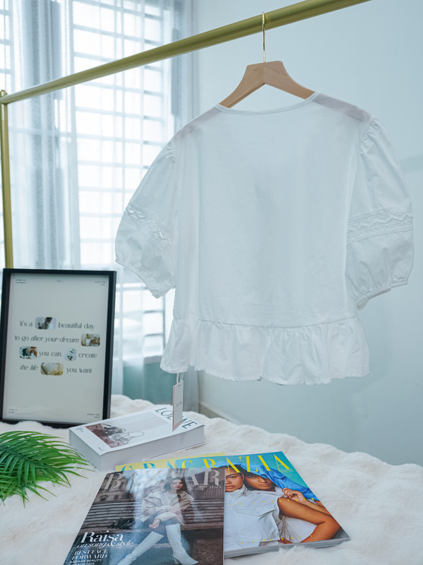 French-Inspired Cotton Blouse with Lace and Tie Detail ‖ 法式蕾丝拼接系带棉质上衣 KR01871151