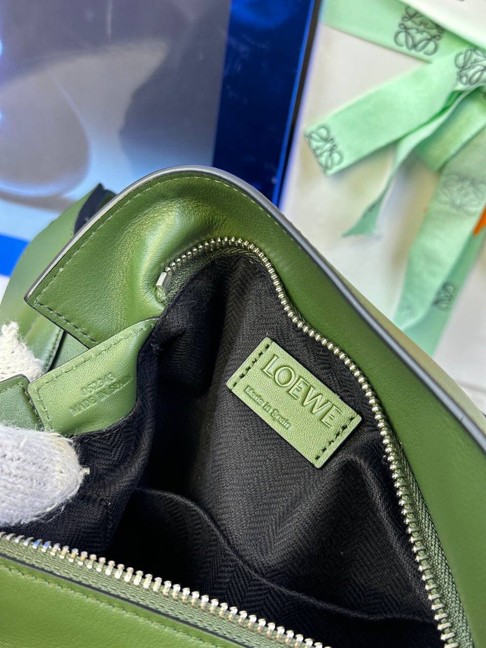 ⭐️最新升级版𝟮.𝟬-𝗣𝘂𝘇𝘇𝗹𝗲腰包⭐️ （森林绿🌳到货‼️） 尺寸：𝟮𝟰-𝟭𝟬.𝟱-𝟭𝟲𝗰𝗺 款号：052343 👉🏻长方体形状和精确的切割技巧创造出Puzzle 腰包以及独特的几何线条成为 “Loe罗家”的著名代表作~ 👉🏻金属搭扣开合，刻有标志logo徽标，可调节肩带，翻盖大容量插袋和一个外部拉链口袋，🐂柔软细腻napa小牛皮，正品Ykk五金，Anagram压纹，人字纹棉麻帆布内里 👉🏻（男女♀♂同款）大小非常合适。胸包、背包、单肩、斜挎 腰包五种背法任你解锁🔒 👉🏻 （独家背景➕独家品质➕独家包装➕独家控制对版细节📦➕精致全套礼盒套装❤️） 重点：让你花最少的钱💰体验最大的仪式感❤️