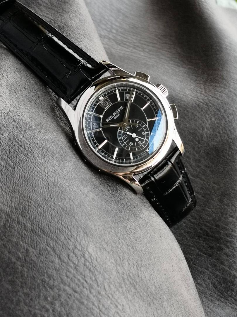 2024墙裂推荐 重金打造经典时计】——百达.翡丽复杂功能系列5905R-010重磅登场，迄今推出的首款Nautilus复杂腕表，以超复杂的工艺技术打造休闲运动腕表。 1⃣️小身板大能量：尽揽以下功能∶12点位日历功能 10点位星期功能 2点位星期功能 6点位24小时。所有功能都可正常使用。 2⃣️机芯采用复刻版Cal.240自动上链机芯，在实现外观的逼真前提下，功能一并完美诠释。 3⃣️改装大师独立制表人，倾情参与定制改装表盘颜色，给予独一无二的腕表增添有趣的灵魂！ 匠心力作 欢迎各位表友品鉴！