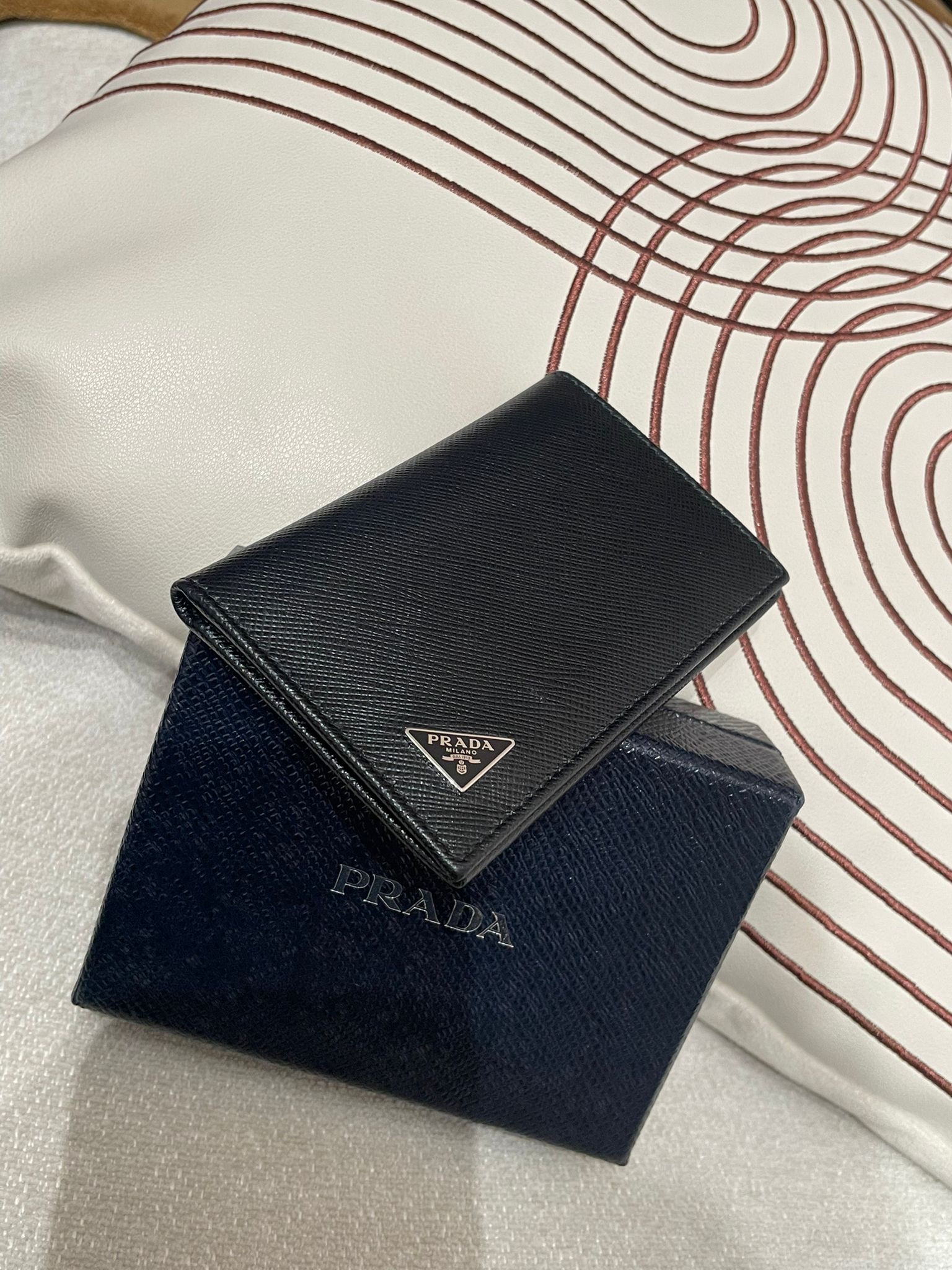 Prada card holder 黑色牛皮 100%Authentic,99%new✅box