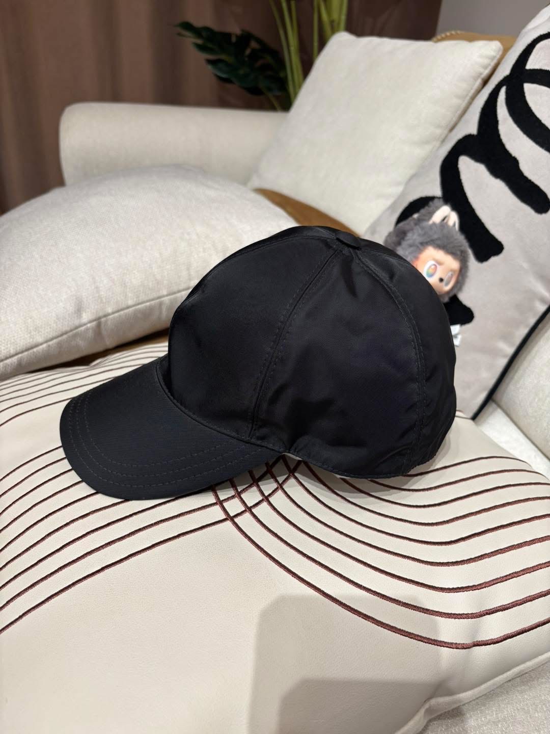 Prada re-nylon cap M size  100%Authentic ,99%new  ✅tap booklet