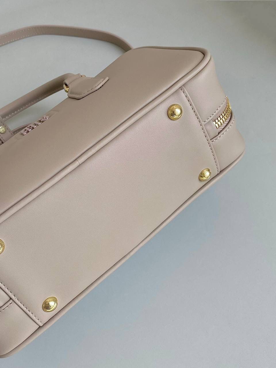 🈶奶茶色大号，🈶新版 𝗠𝗶𝘂𝗠𝗶𝘂保龄球，大爆款 这只太火了！贯穿了我所有的OOTD 又乖又奶又酷简直要焊在身上的程度！想要一只包搭子，必须得是你啊！！拎着它出现，姐妹绝对夸你很会买 是反复心动的小情包啊，时髦感爆表了 手拎斜挎都可以，大小号日常都刚好 霸占了整个时尚圈的当红辣子鸡 真的不够卖不够卖啊啊啊 迷你：19×10×5cm #F0011m 小号：22x10.5x7.5cm 大号：27x12x9cm