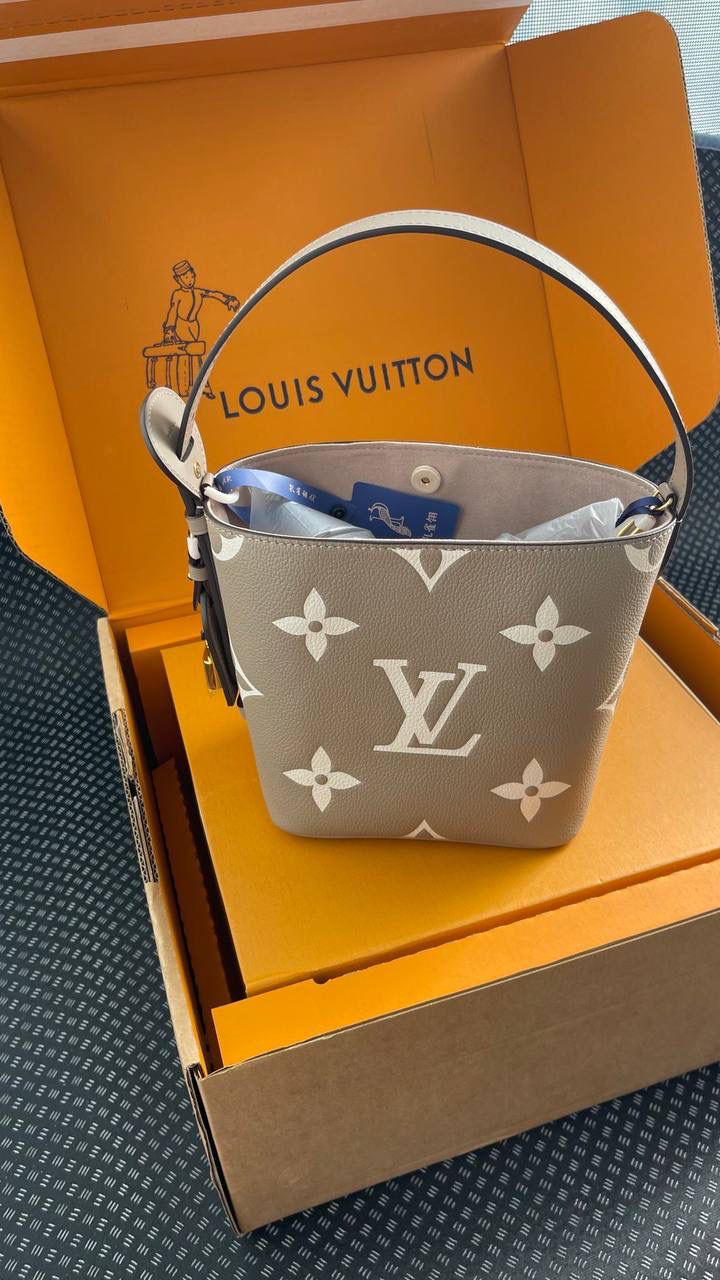 LV ALL IN BB大象灰👜✨ 来看包型的变化 自身的功能真的非常吸引人！ 首先包包自身本来就有4种的形态随你变换！！ 蝴蝶结你想放在哪儿都能给你设计明白，allin就是容量足够大，出门旅行你想拿什么都能给你装好！！ 简单的水桶包型，把包身两侧的挂钩连起来，还可以 get一只“菜篮子” 前后再捏起来，它还可以变成一只可爱的小福袋， 真的好神奇！😍😍