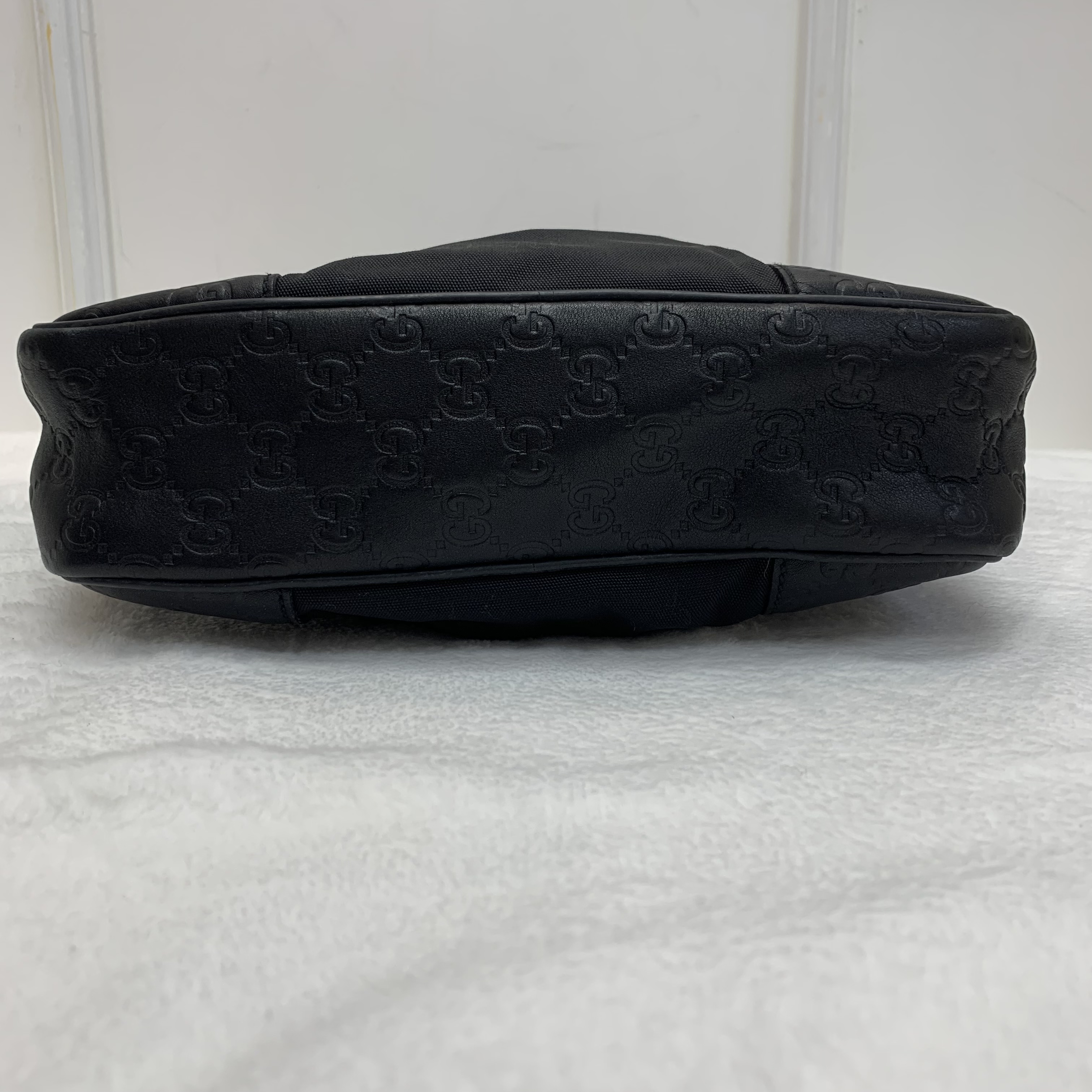 Gucci 壓紋斜挎包