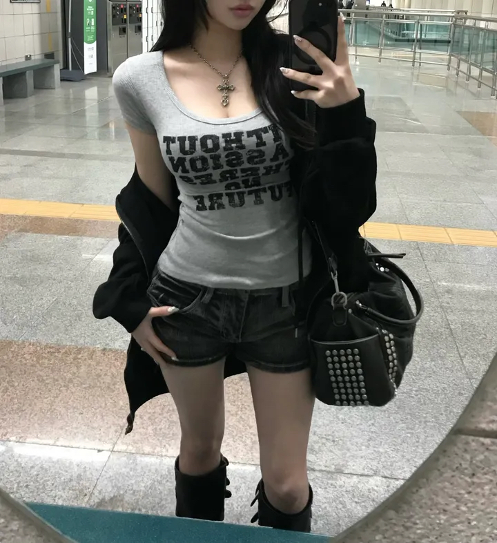 Ribbed Scoop Neck Graphic Top