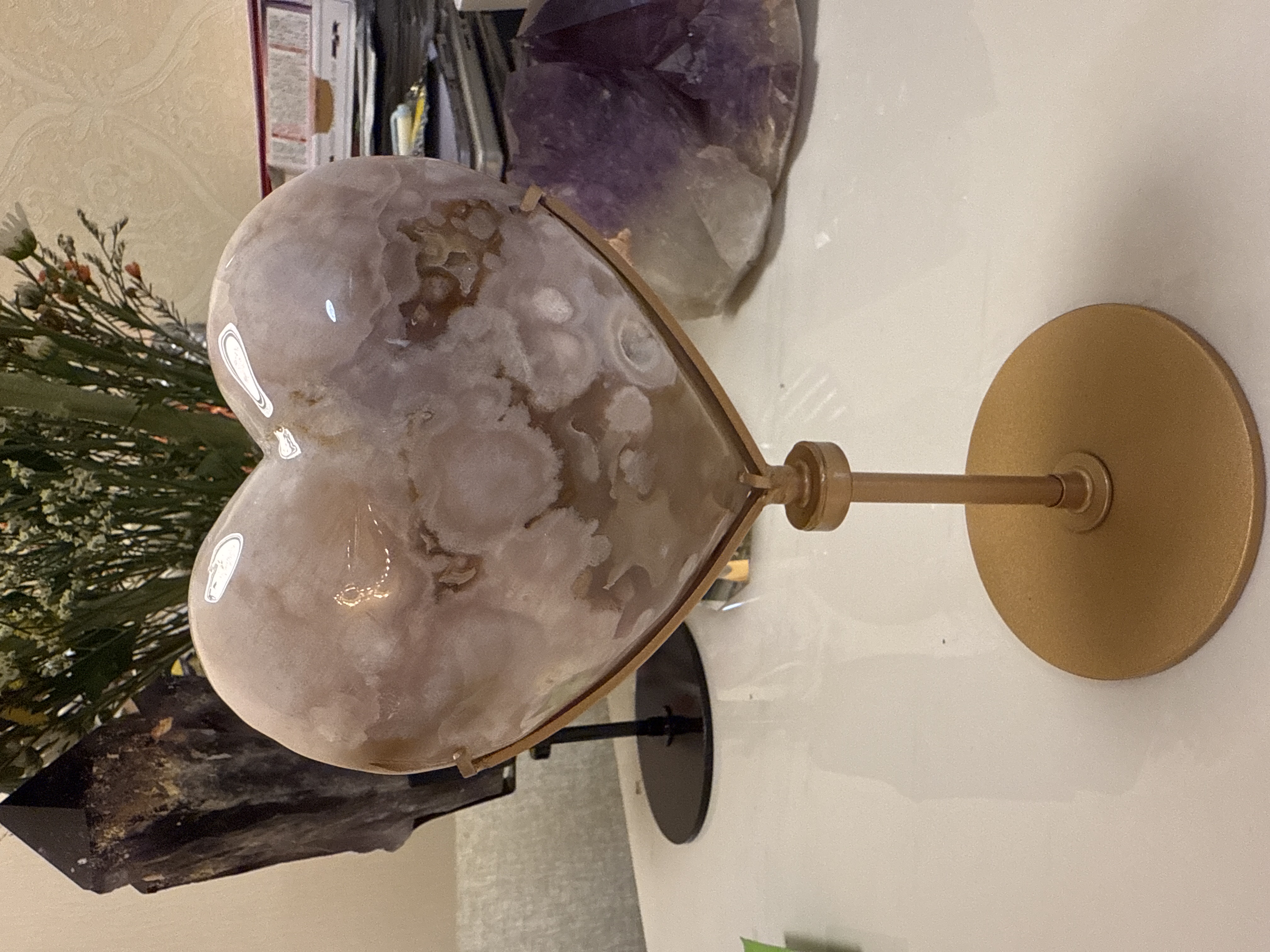 粉紫晶瑪瑙心形擺設（連架）Heart-shaped crystal on a gold stand