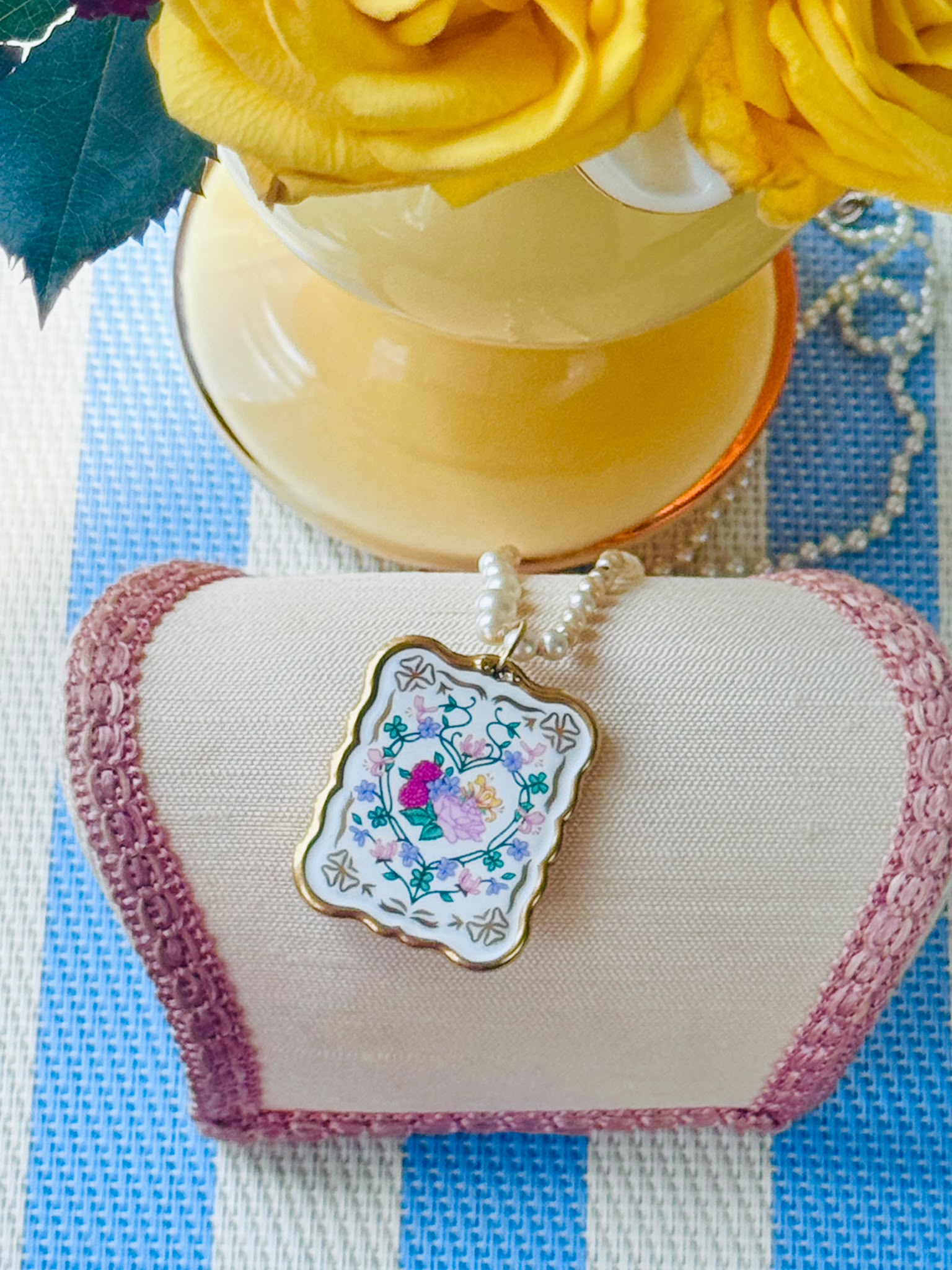 Vintage Eastern European Porcelain Pendant on Graduating Glass Pearl Necklace(NZ111)