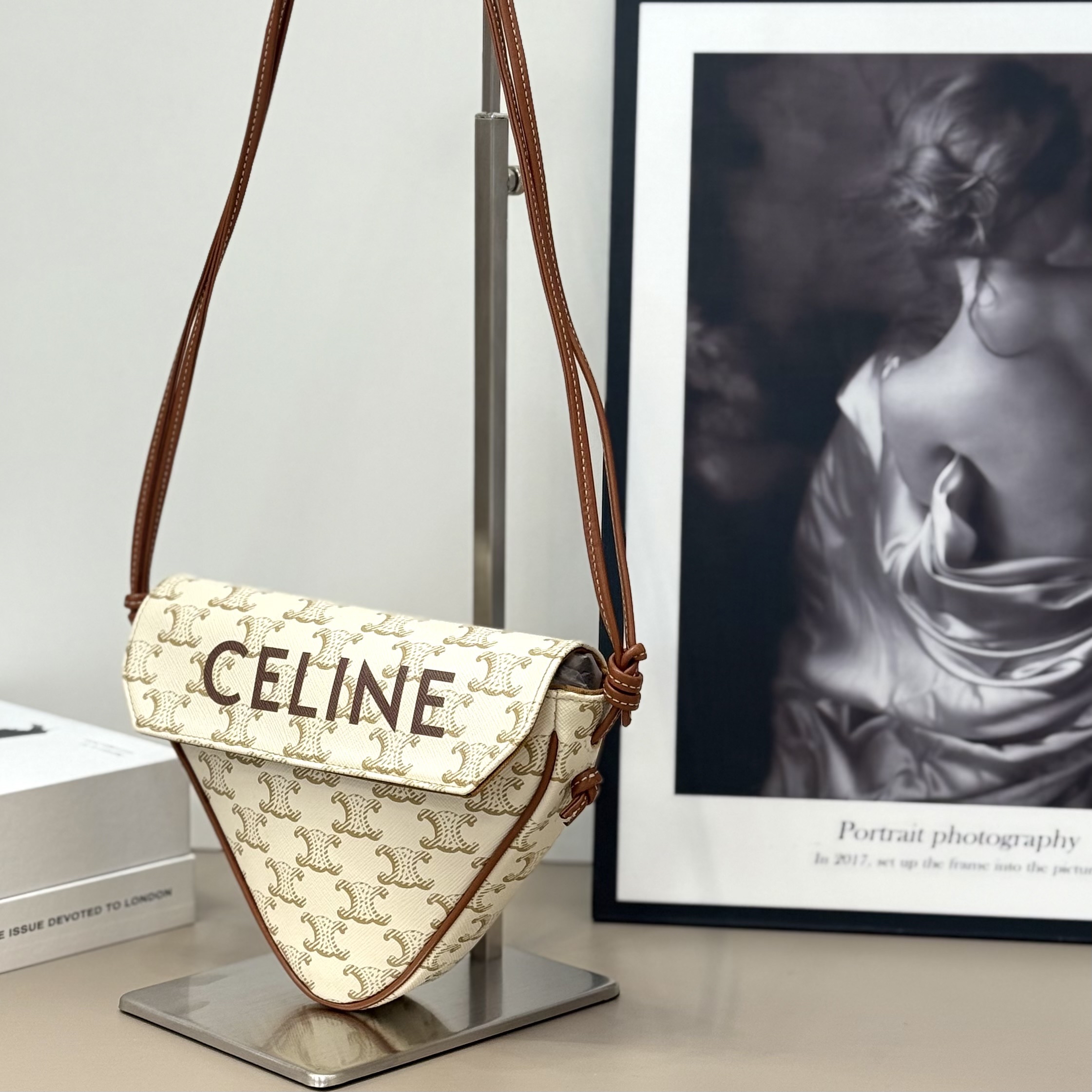 【預訂貨品】Celine白色老花三角包 