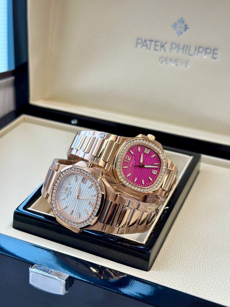 百达翡丽【最薄版本】夏日将至，轻薄凉爽 重金打造天花板PP鹦鹉螺7010系列！😍💯 原版尺寸：32mm直径，6.9mm厚度。搭载瑞士进口石英机芯。此款鹦鹉螺女款不仅拥有男表的优雅运动风格，还增加了几分柔美、使得女装腕表更加个性时尚，也是当下最热门的PP女士腕表之一！表壳316精钢镶钻46颗明亮式奥宝水钻，6.9厚度真正做到薄如蝉翼，整表真空颅内白金及玫瑰金双色任选，带来非凡触感与视觉享受，呈现璀璨光泽！
