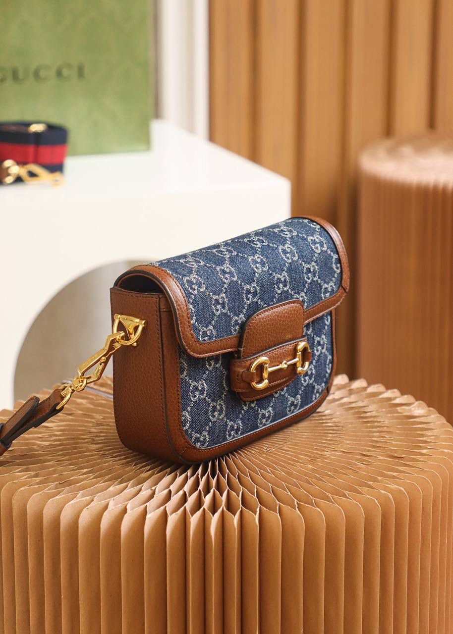 𝐇𝐨𝐫𝐬𝐞𝐛𝐢𝐭 𝟭𝟵𝟱𝟱 𝐌𝐢𝐧𝐢#658574#原厂皮 ► ►尺寸：20.6*14.4*5.1cm 备受宠爱的丹宁面料经小古美学视角演绎后， 融入爆款马鞍包的造型， 搭配标志性的马衔扣1955巧妙呼应， 搭配两条肩带多功能元素使用， 这一届复古牛仔系列碰撞爆款马鞍包，更加复古好看，推荐种草，越看越耐看，马鞍包一直深受到大家的喜爱，又是一个大爆款的节奏！