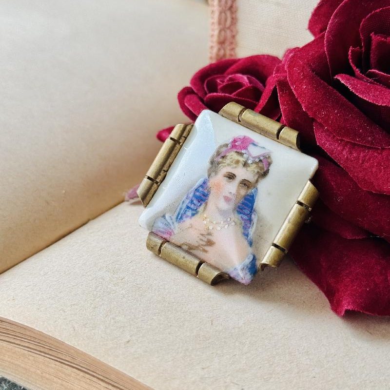 RARE! Antique Late 19th Century Hand-painted French Limoges Aristocratic Lady Portrait Porcelain Brooch(MT2318)