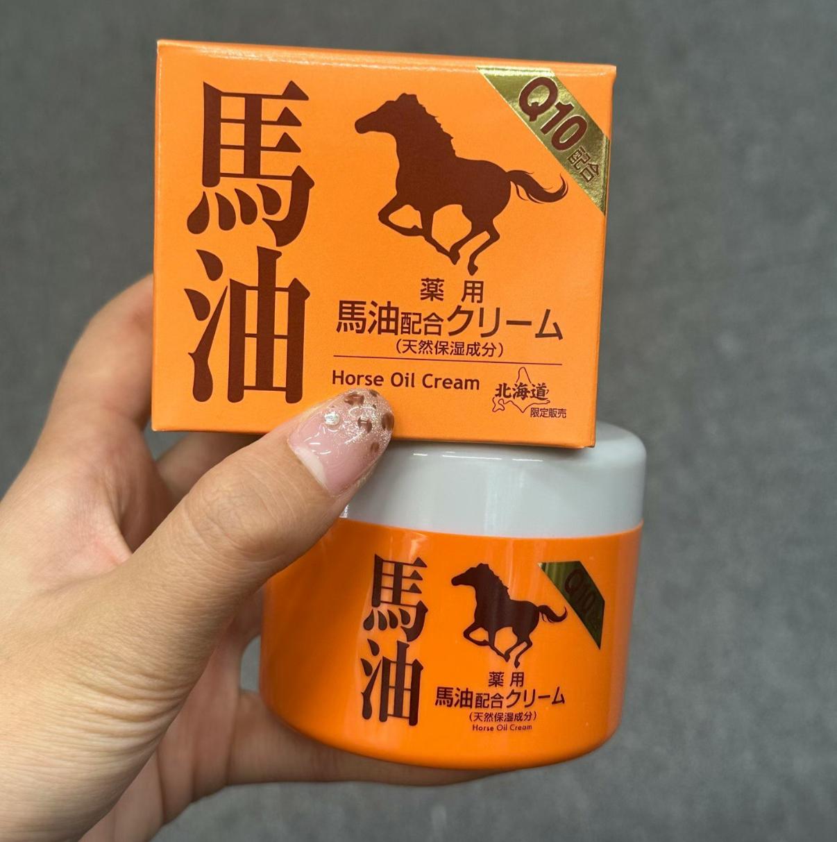 有babe 找 日本北海道Q10 昭和新山熊牧場馬油 面霜 質地清爽不黏膩，能輕易推開並鎖住水分。可塗抹於臉部、手部及身體，適合乾燥肌膚！ 北海道限定販售！ 而且香味很淡雅，不是那種濃烈的香精味，用起來很安心。