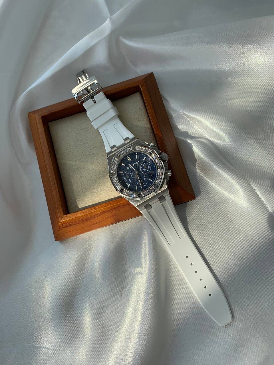 爱彼女款、小红书爆款，喜欢大表盘的女生、必备款，表盘37MM、蓝宝石防刮花玻璃，316精钢表壳、纯手工镶嵌32颗莫桑钻、搭配瑞士多功能石英机芯精准走时，表带采用进口橡胶工艺，佩戴舒适不过敏、折叠扣设计，佩戴便捷，数量有限，先到先得，多种色系，穿搭任选！