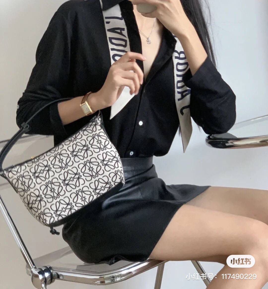 * 𝘊𝘶𝘣𝘪 𝘈𝘯𝘢𝘨𝘳𝘢𝘮 提花布手袋✌️ 小号尺寸:21-12-17cm（顶部宽处25cm） 编码:652104黑白/布 包包面料挺括度适中，没有固定形状 ，背上出门慵懒氛围感十足😘，肩带可以调节，伸缩至腋下背，单肩，手拎皆可