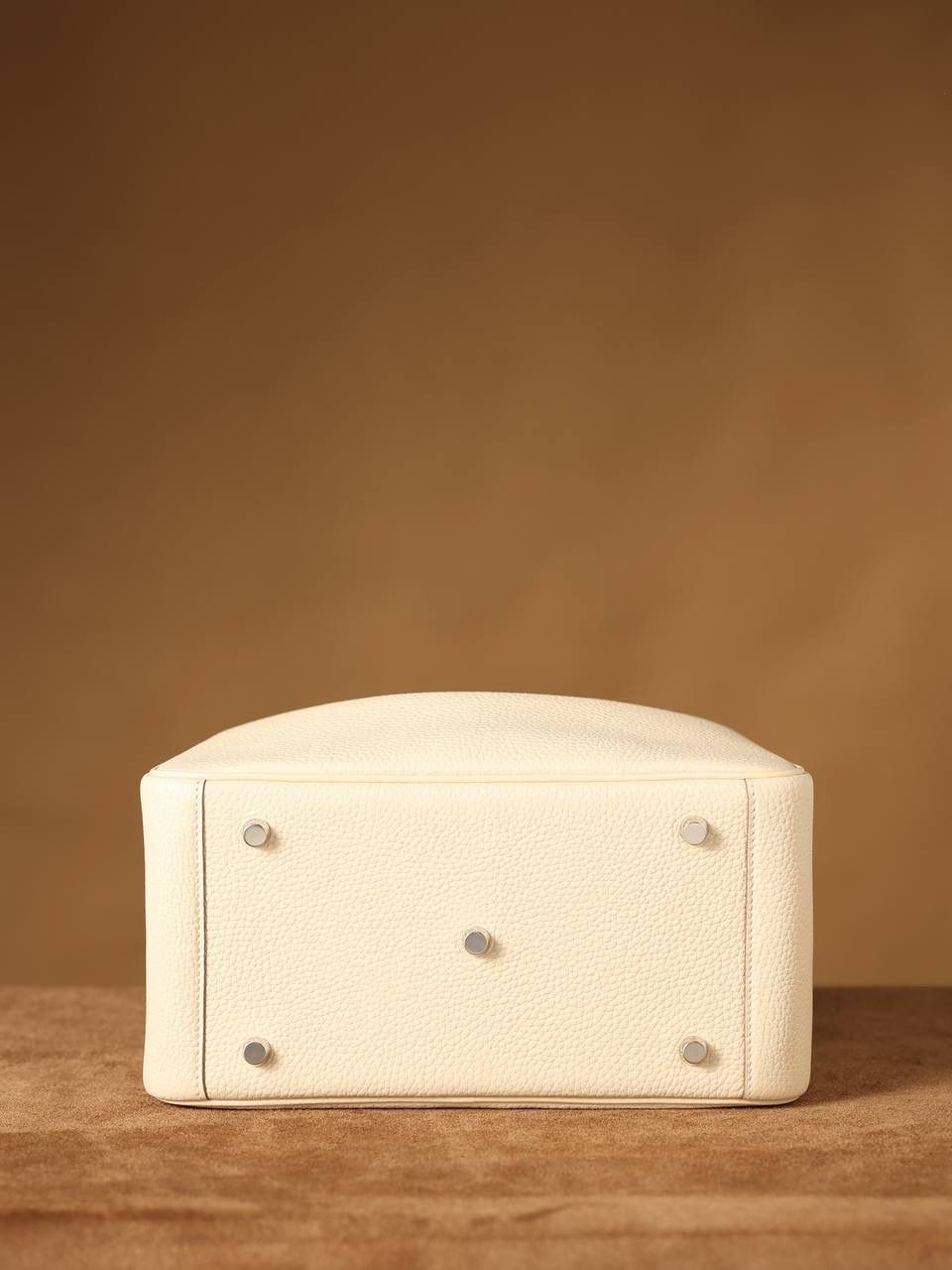 Hermes 爱马仕 Lindy 26cm 奶油白银扣👜✨ Lindy 独家渠道货 独家欧洲原厂皮原厂五金组装的ZP尾单货 尺寸：26*18*14 cm Lindy是采用原厂的正品TC皮，什么是TC皮？ 爱马仕专用的clemence,简称tc皮，是Hermes最受欢迎的皮革之一，颜色会比Togo少一些，但是纹路比Togo细腻，含油更高，更软，因此稍稍有些下垂感的特点。