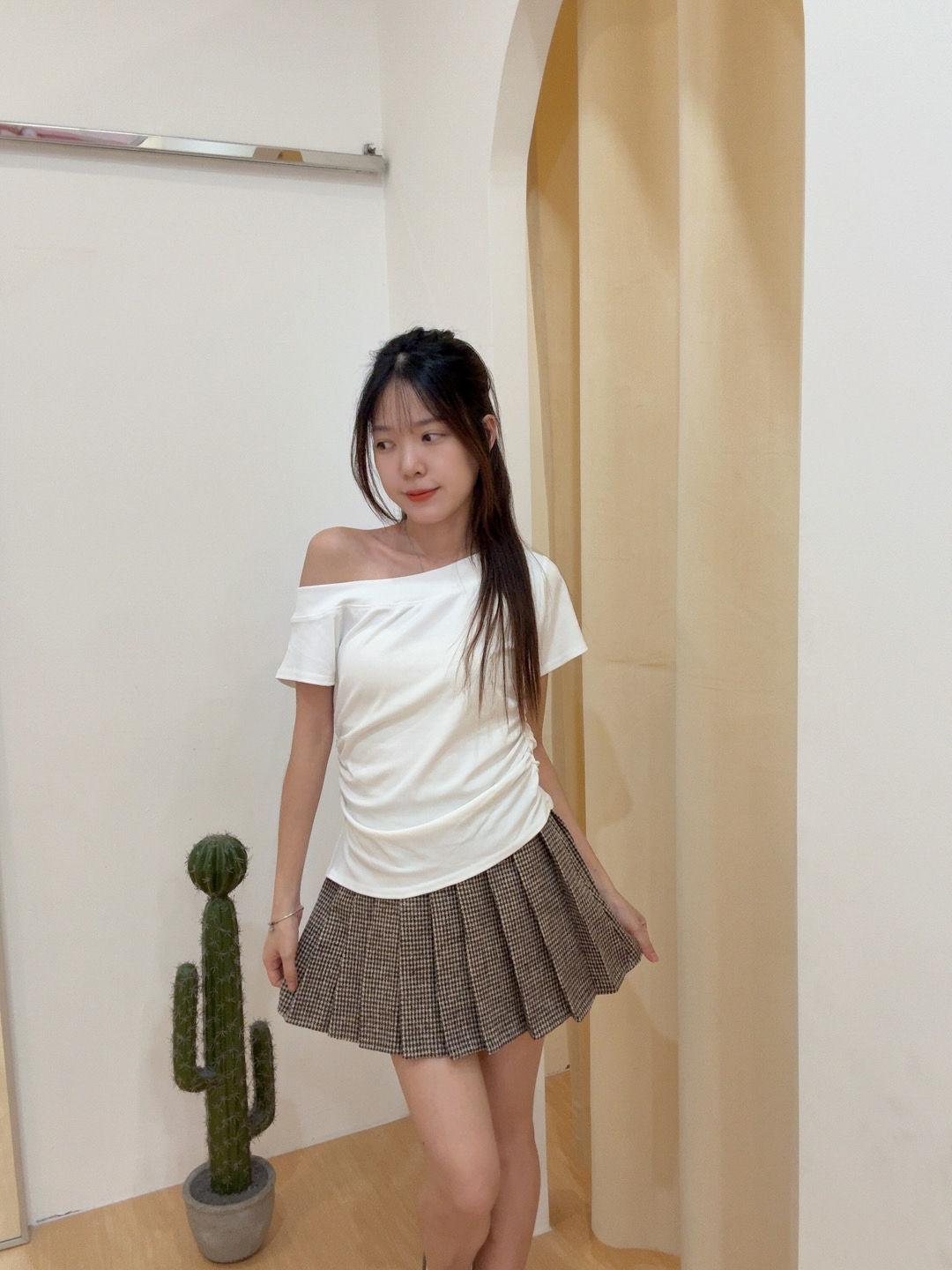 斜肩褶皱侧开叉修身上衣 R2716