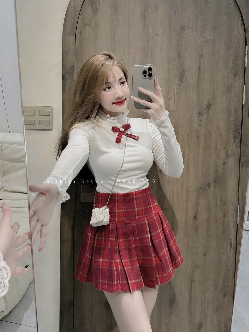 長袖上衣和格子裙两件套