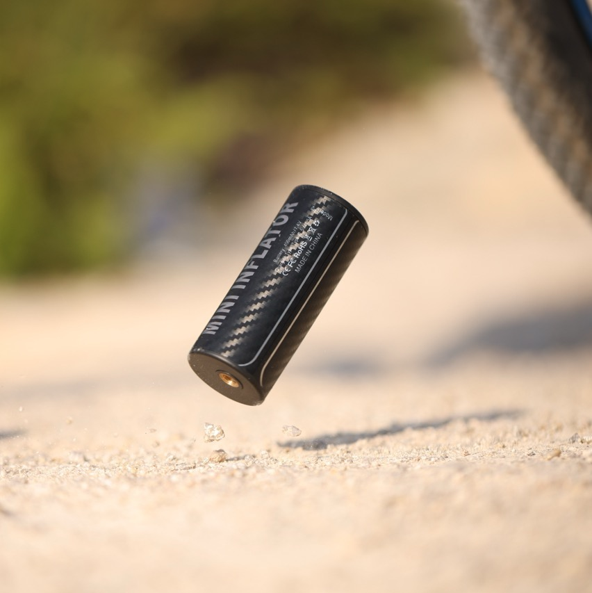 OUTZAC 3合1 掌上型電動氣泵 (150PSI / 自動停機 / 自行車專用) OUTZAC 3-in-1 Mini Electric Bike Pump (150PSI / Power Bank / LED Light)