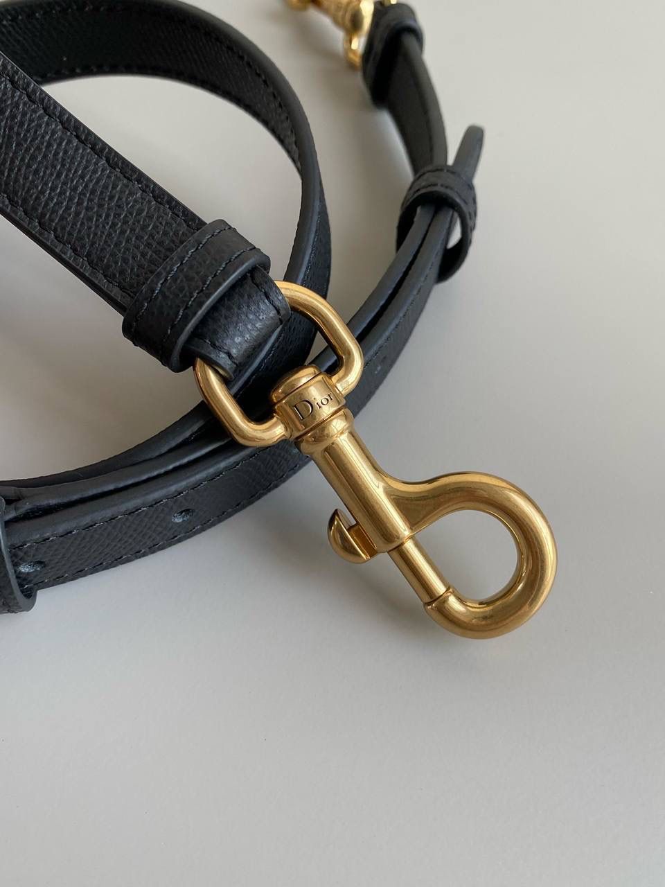 🈶掌纹黑大号（配肩带） 𝗖𝗗 𝗦𝗮𝗱𝗱𝗹𝗲 经典马鞍包 王者中的王者，地位不可撼动 席卷了整个时尚圈今年依旧火爆啊 这次新发售款推出自配备的细长肩带了！ 重点还是可拆卸可调节长度，爱惨！ 终于！不用再花钱去配搭，更是省下一笔 怎么能不冲！也再次把热度推向巅峰 大号：24×6×18cm，#8006m ⚠️肩带最长103cm，最短88.5cm 小号：17x5x15cm